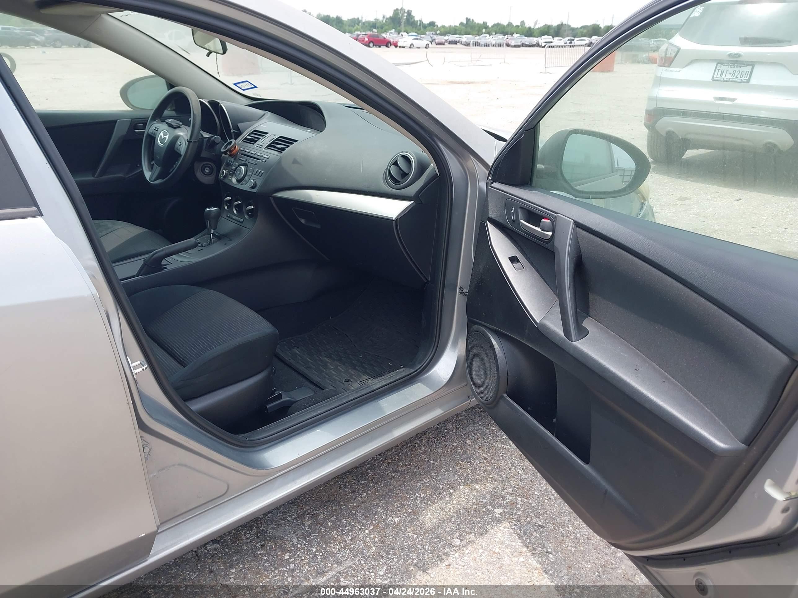 MAZDA MAZDA3 image 5
