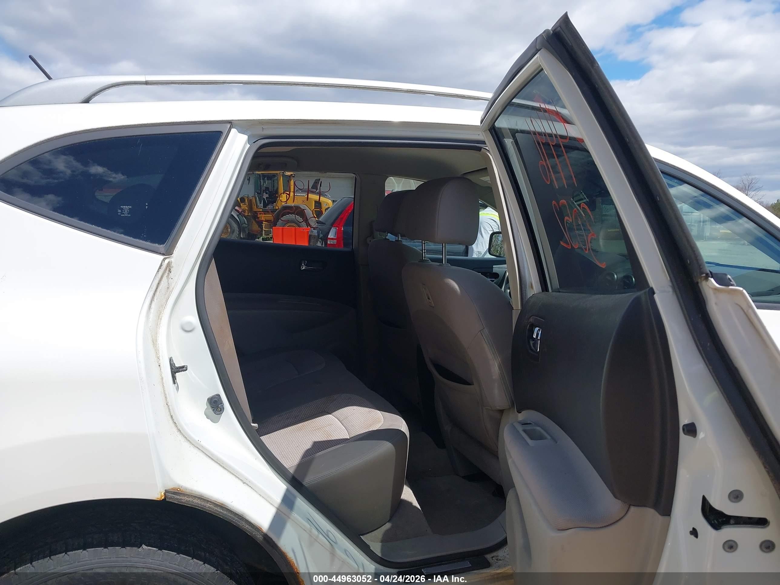 NISSAN ROGUE image 8