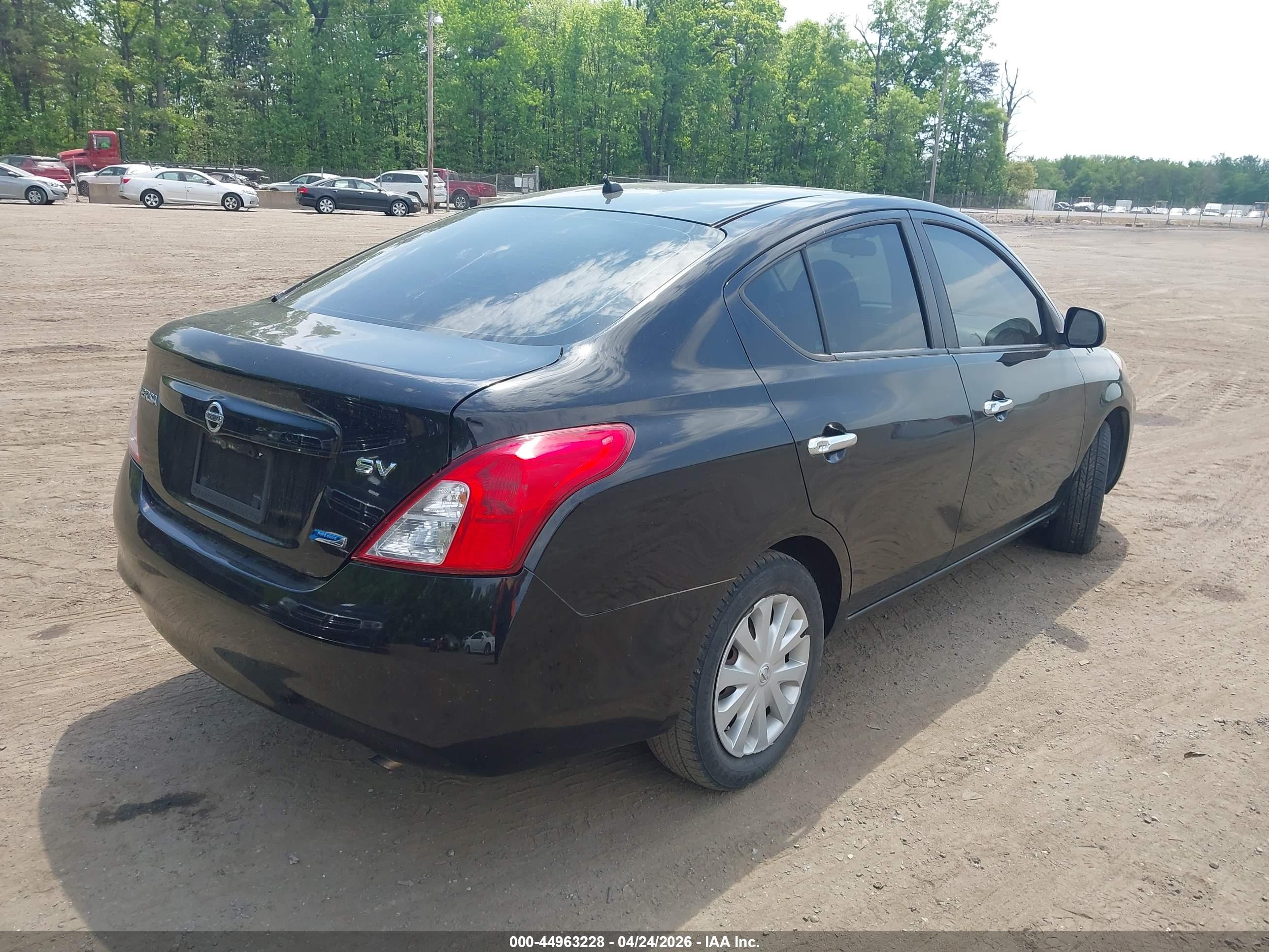 NISSAN VERSA image 4