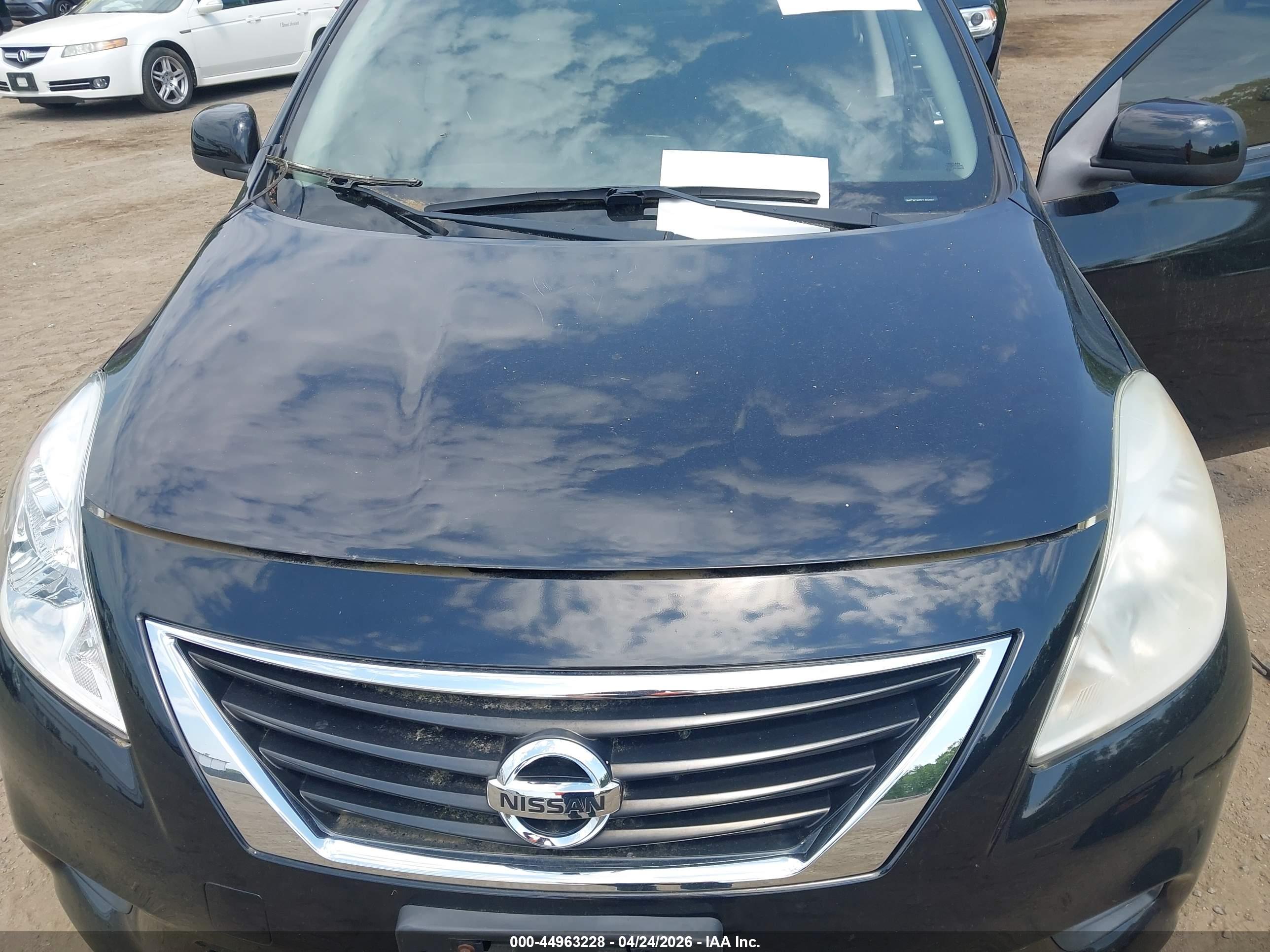 NISSAN VERSA image 6