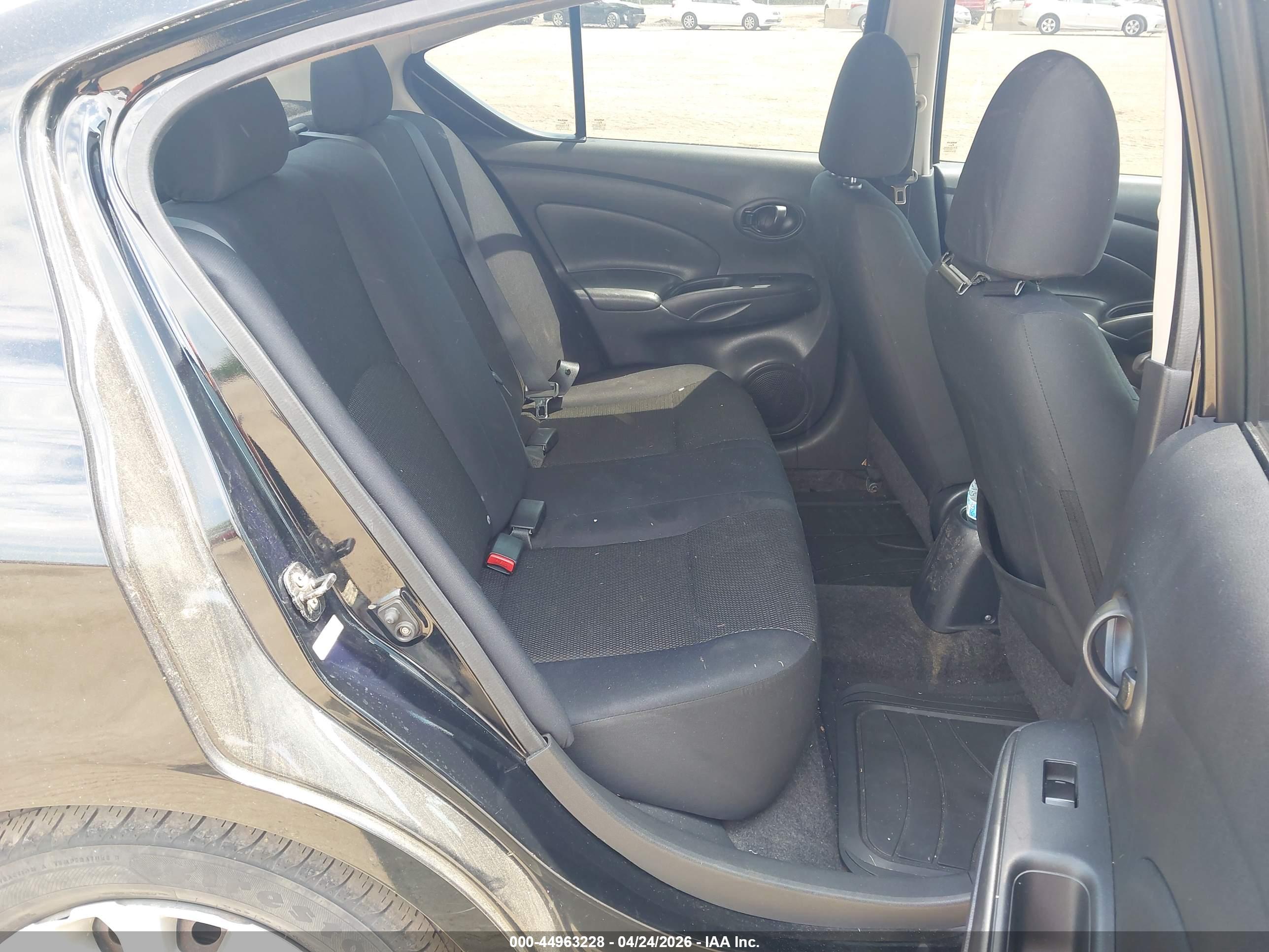 NISSAN VERSA image 8