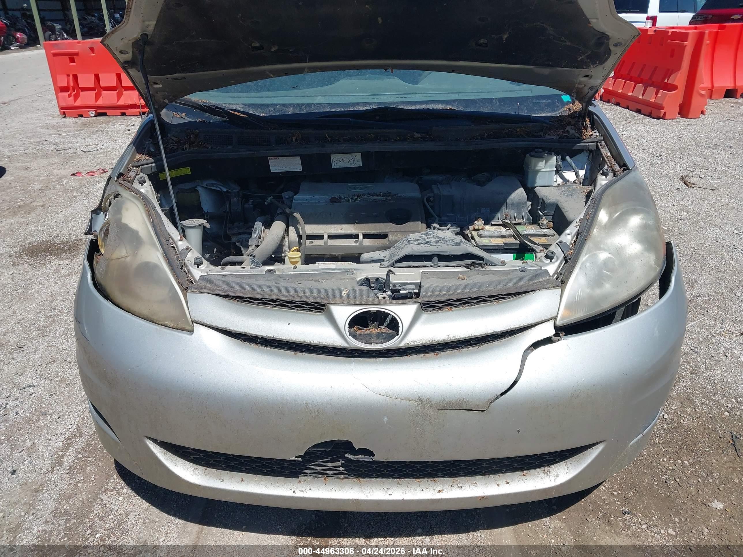 TOYOTA SIENNA image 10