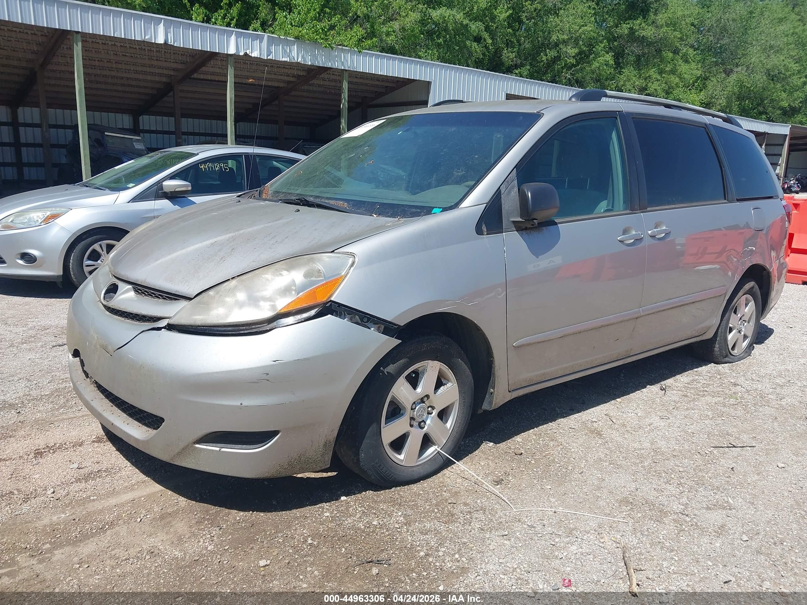 TOYOTA SIENNA image 2