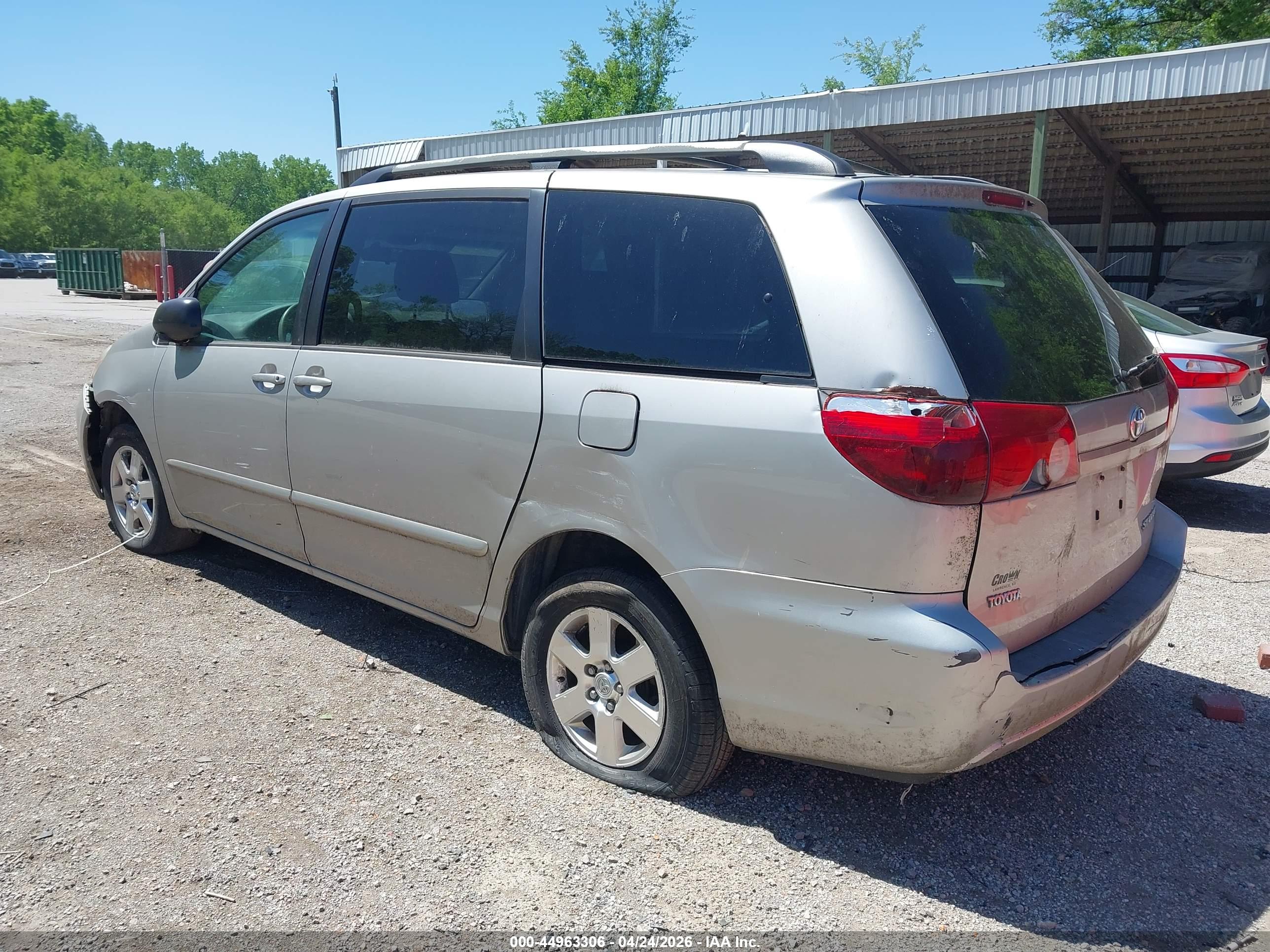 TOYOTA SIENNA image 3