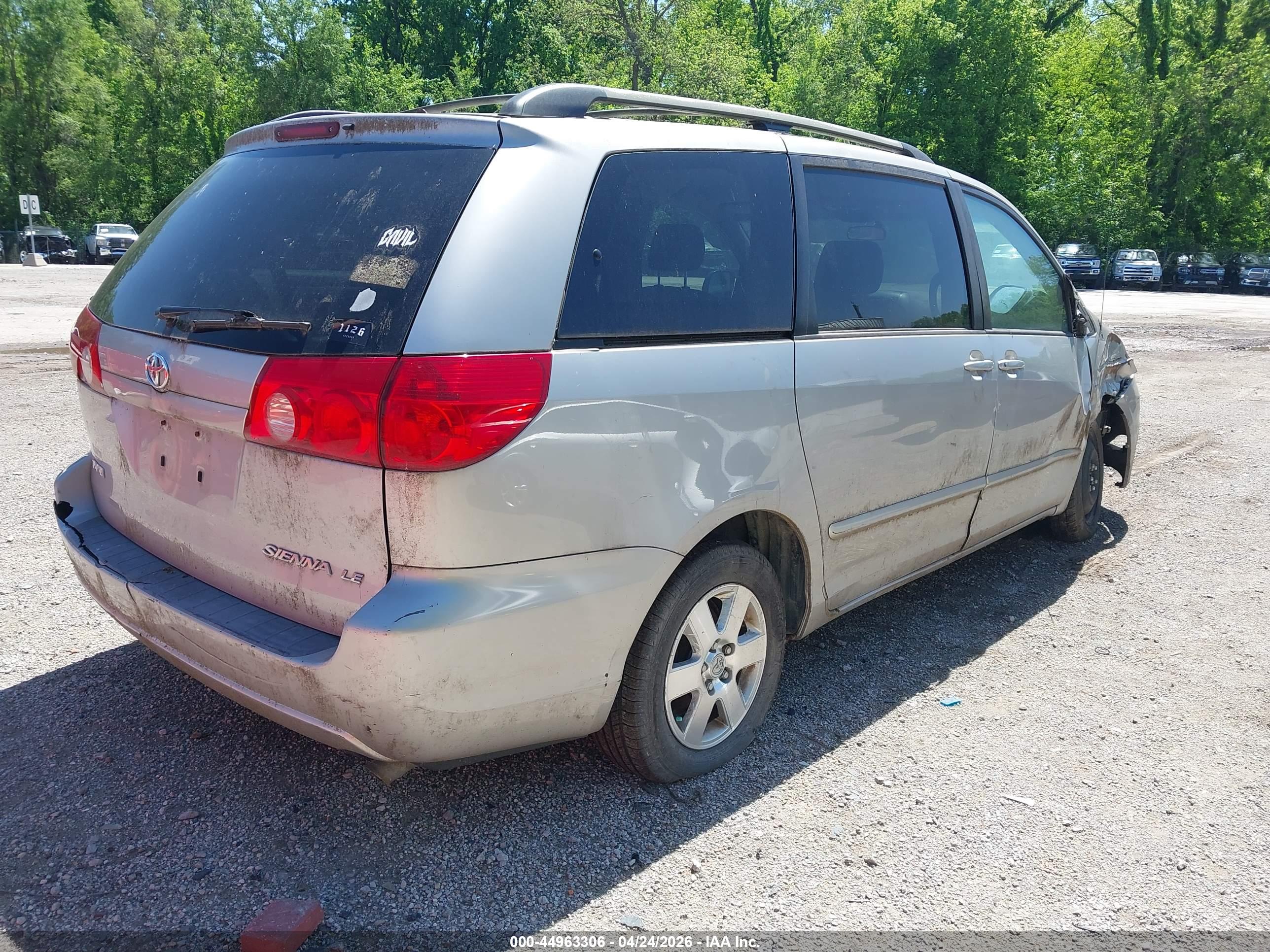 TOYOTA SIENNA image 4