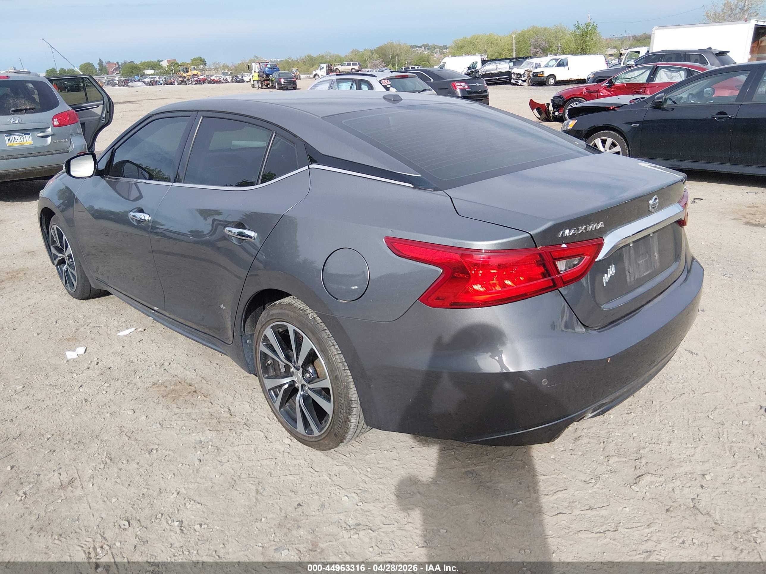 NISSAN MAXIMA image 3