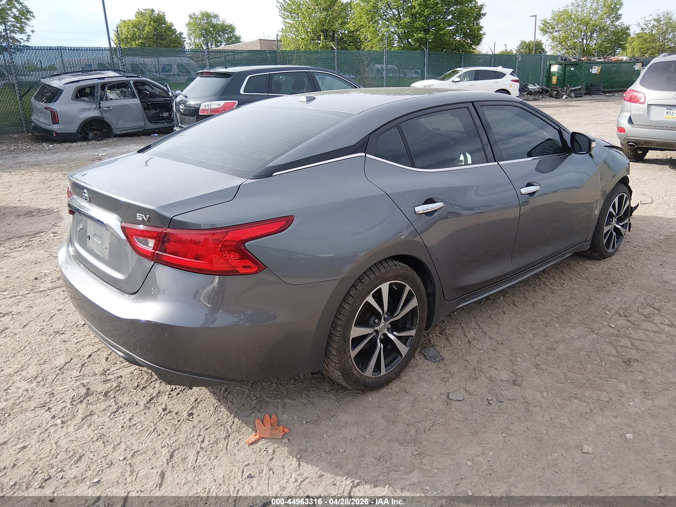 NISSAN MAXIMA image 4