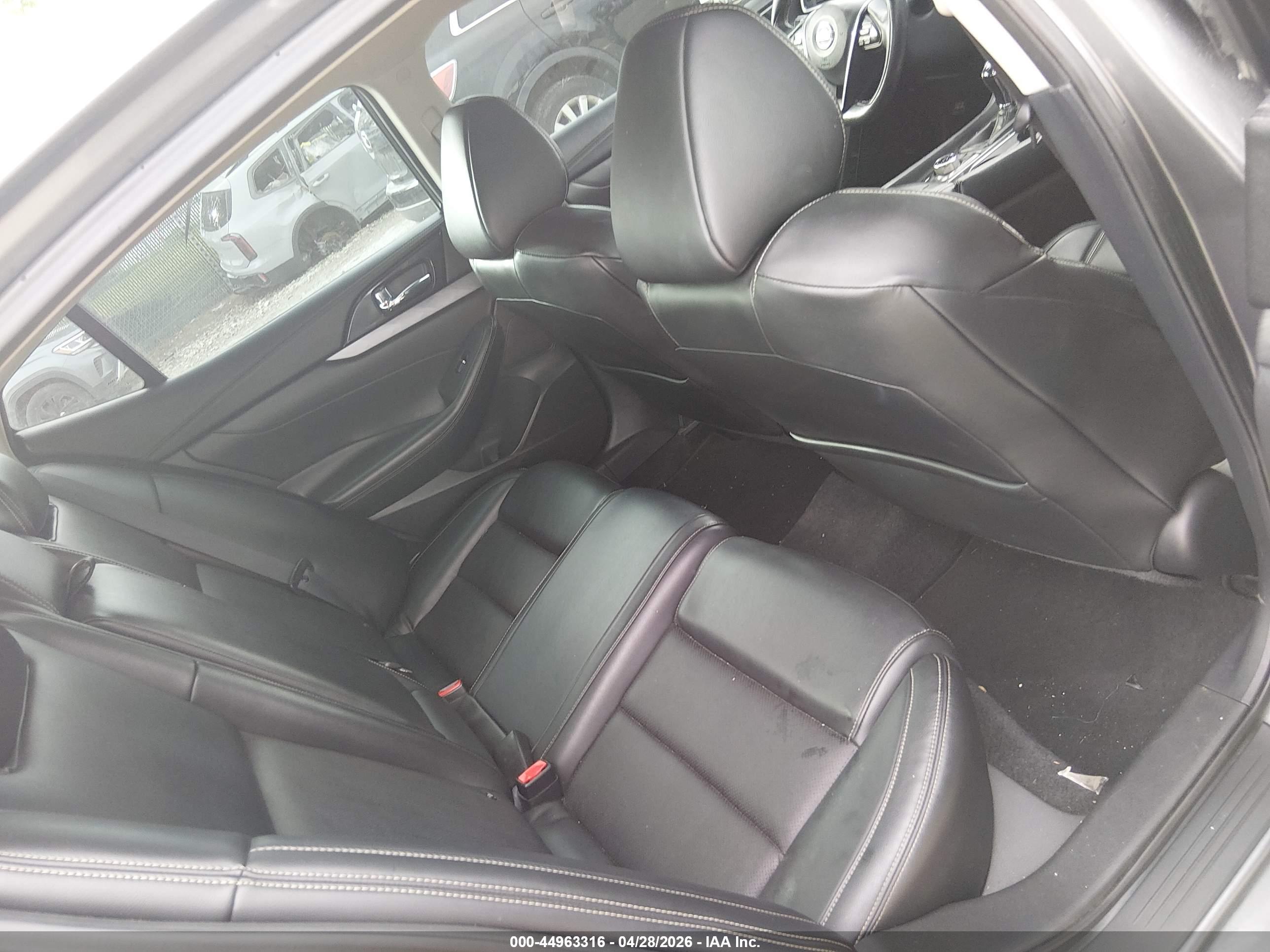 NISSAN MAXIMA image 8