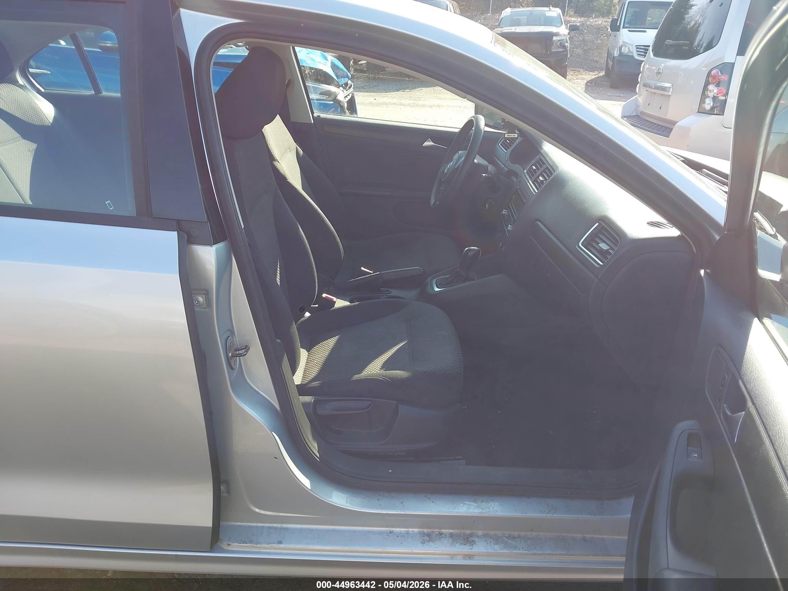 VOLKSWAGEN JETTA image 5