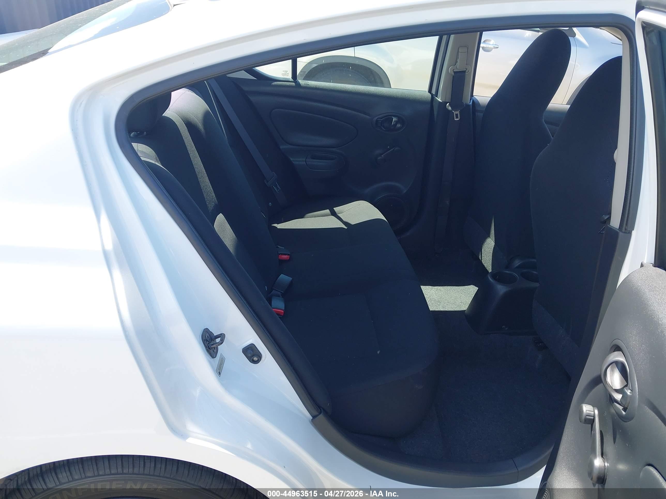 NISSAN VERSA image 8