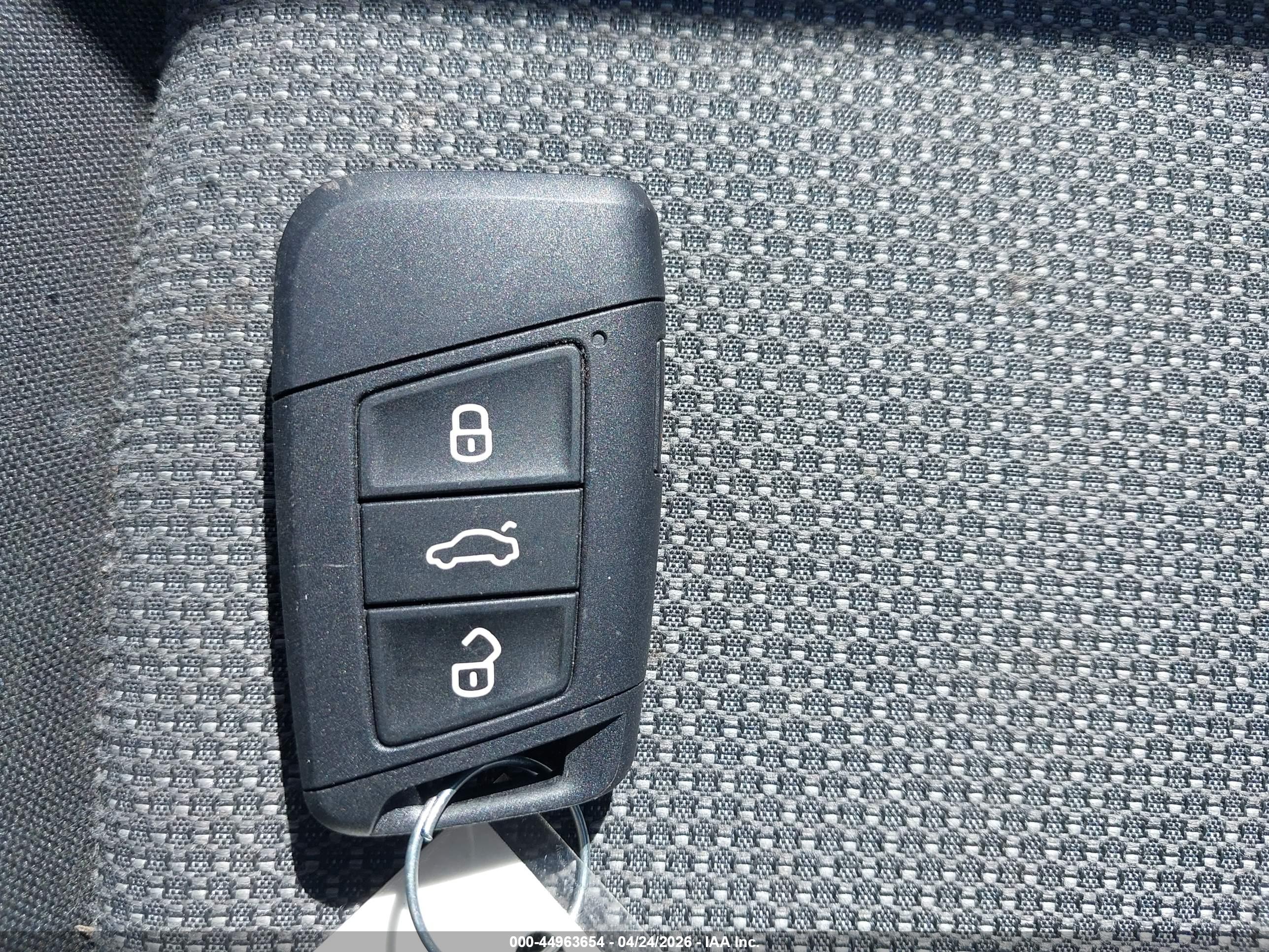 VOLKSWAGEN TAOS image 11