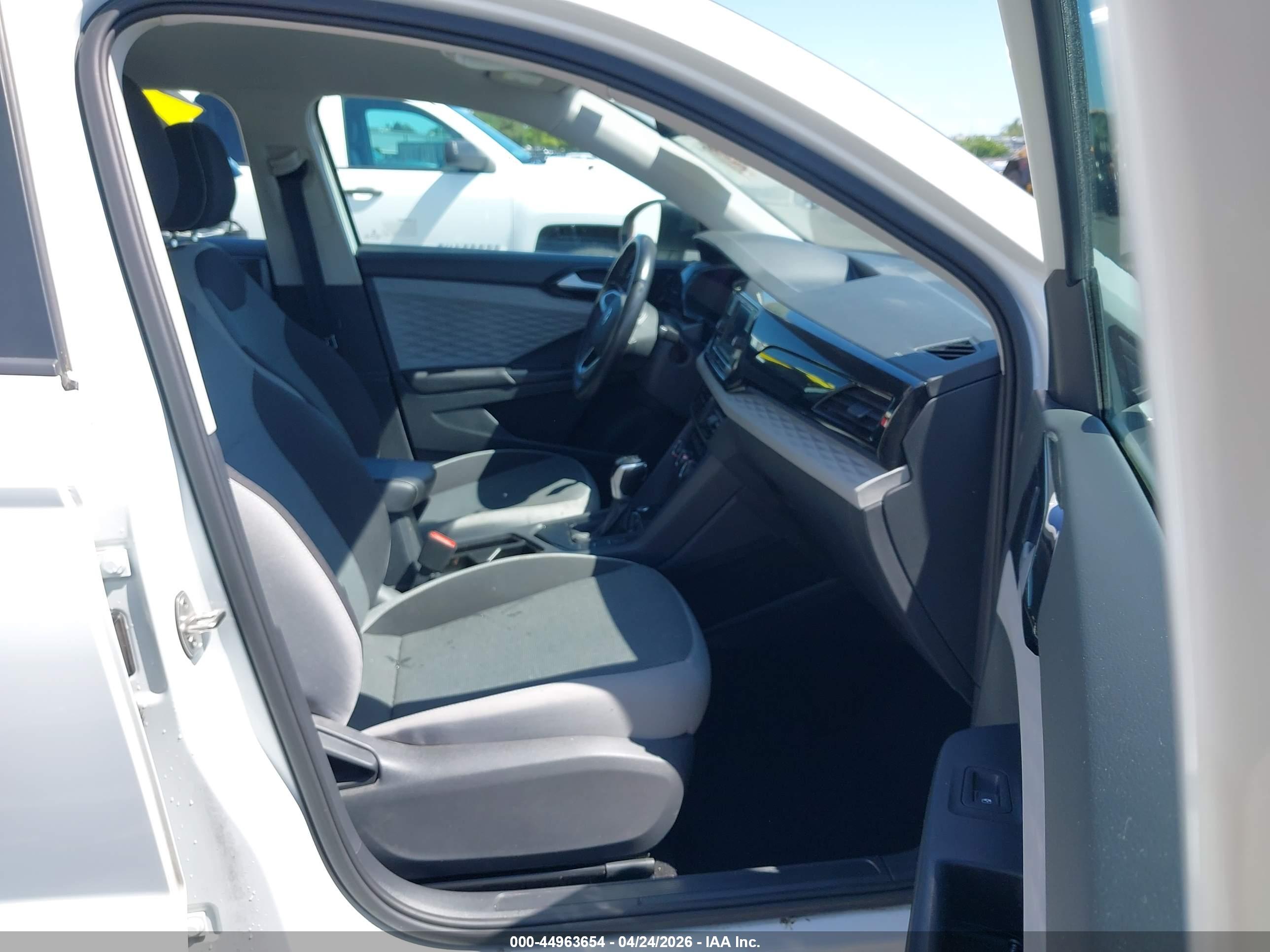 VOLKSWAGEN TAOS image 5