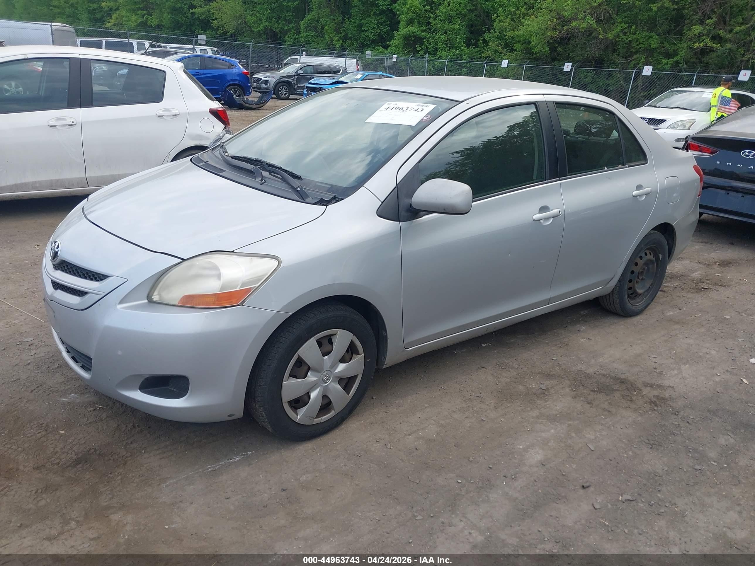 TOYOTA YARIS image 2