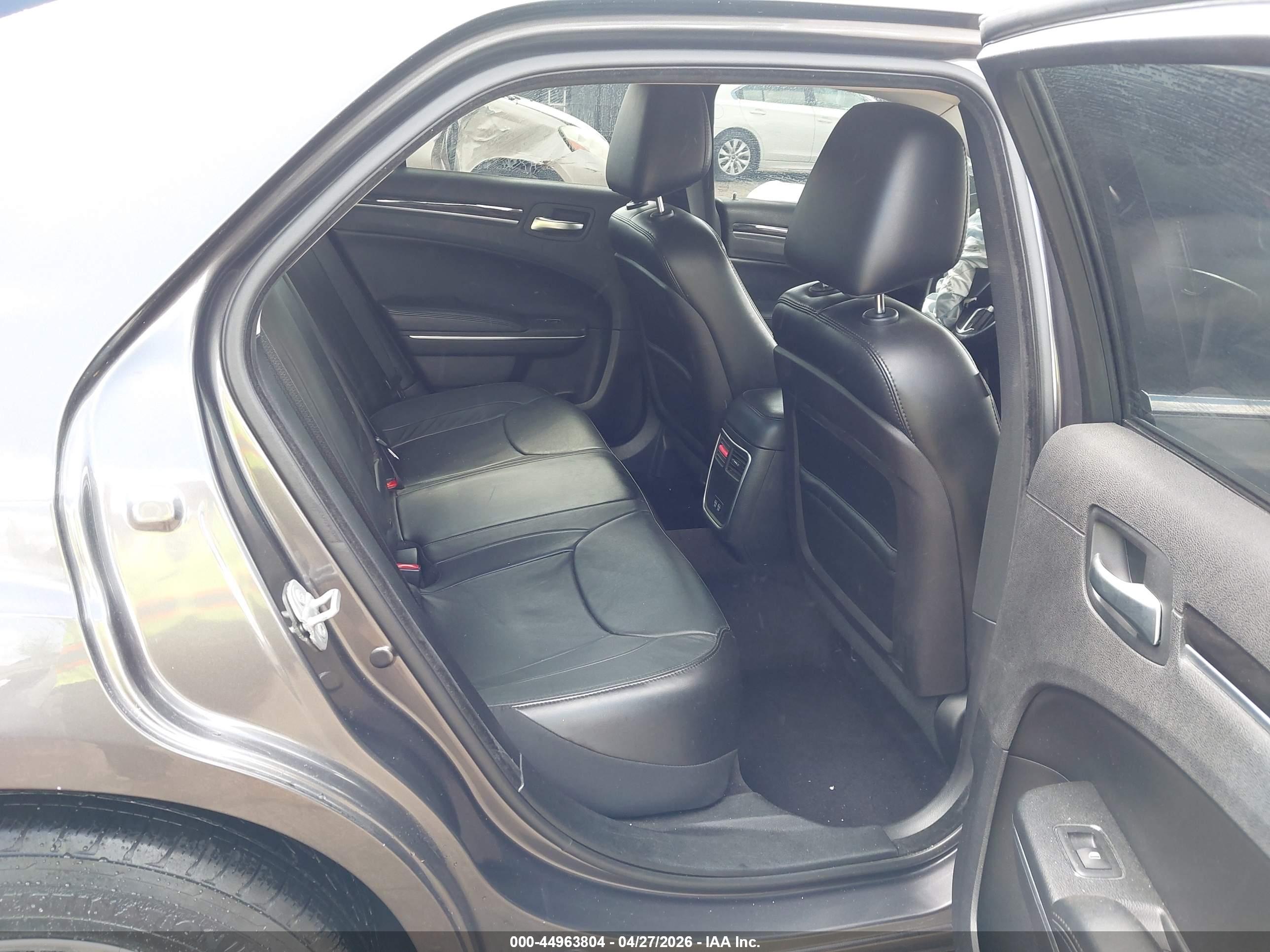 CHRYSLER 300 image 8