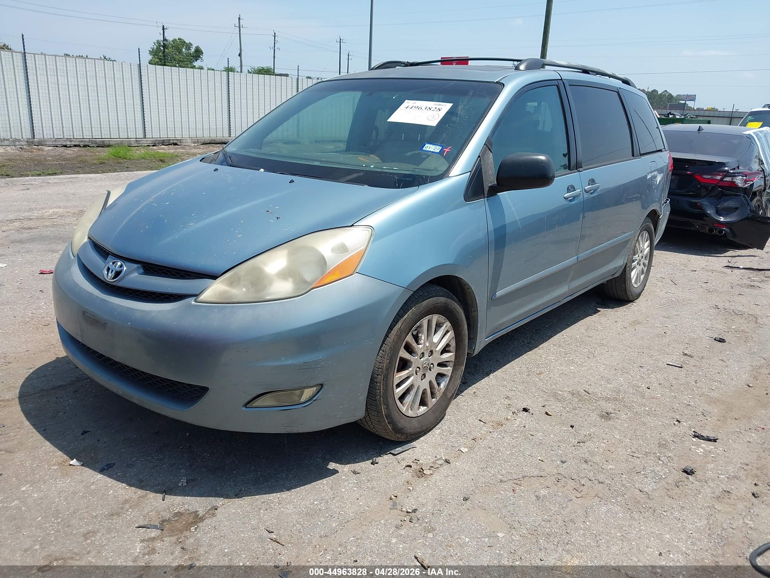 TOYOTA SIENNA image 2