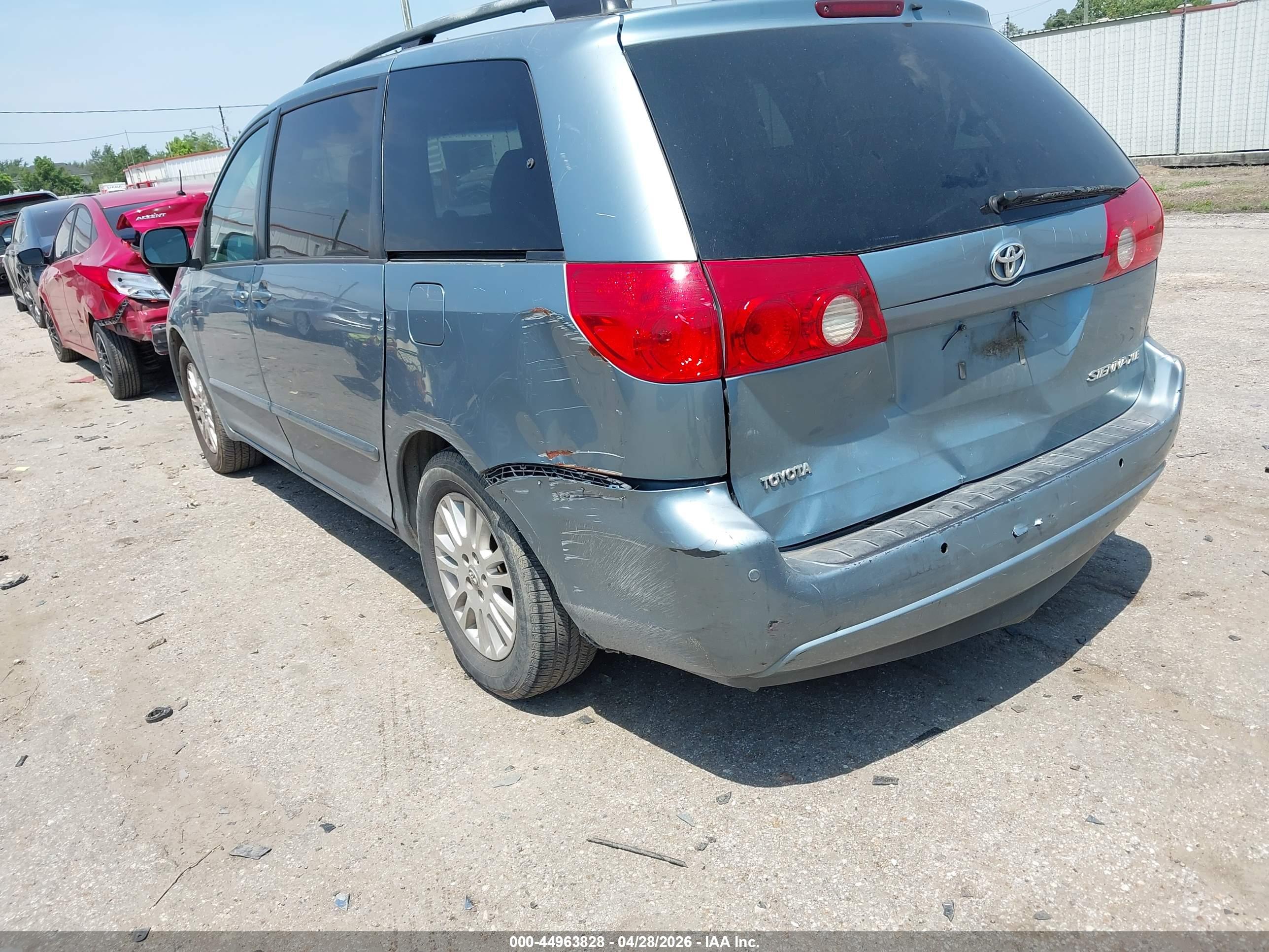 TOYOTA SIENNA image 3