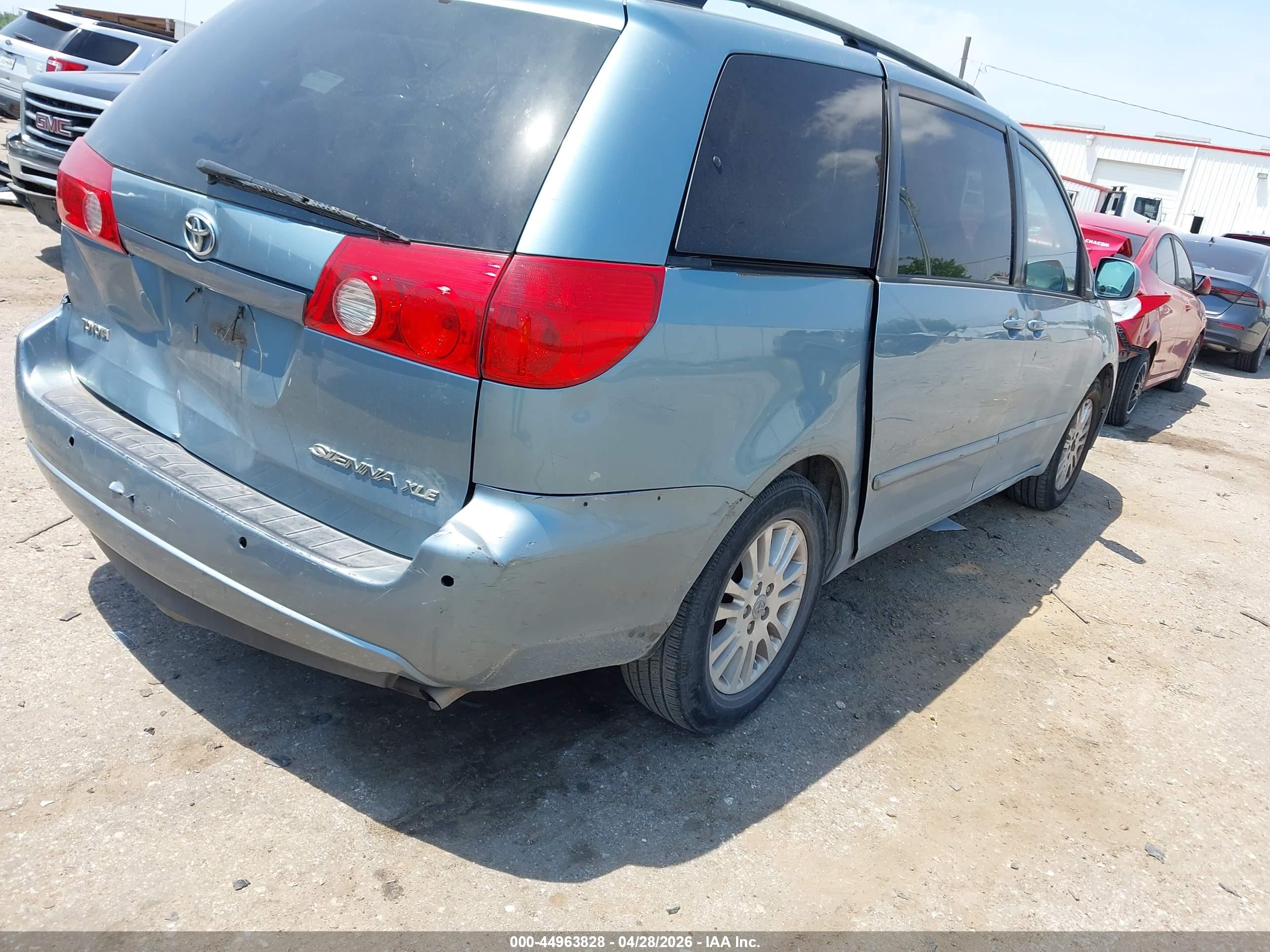TOYOTA SIENNA image 4