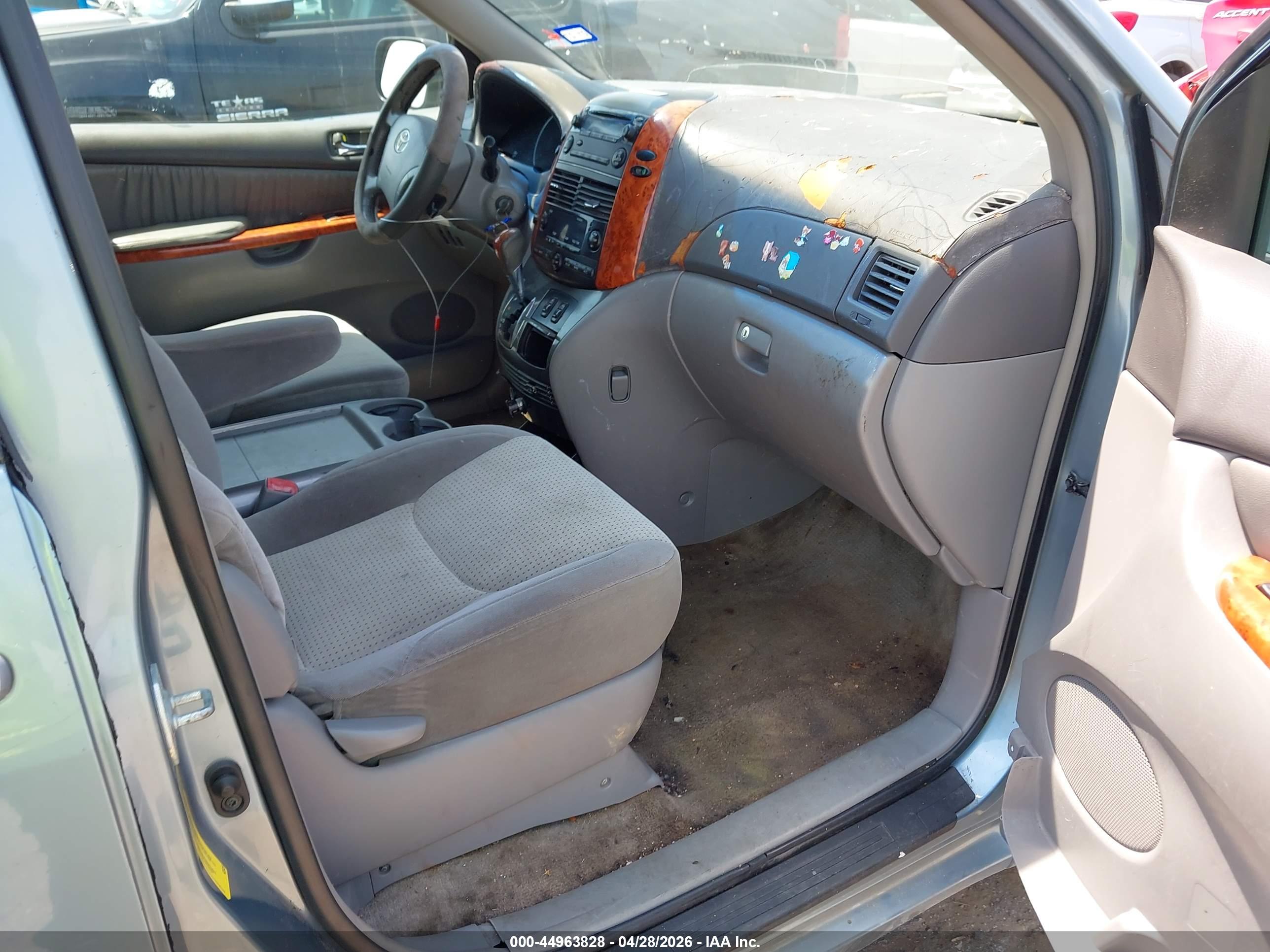 TOYOTA SIENNA image 5