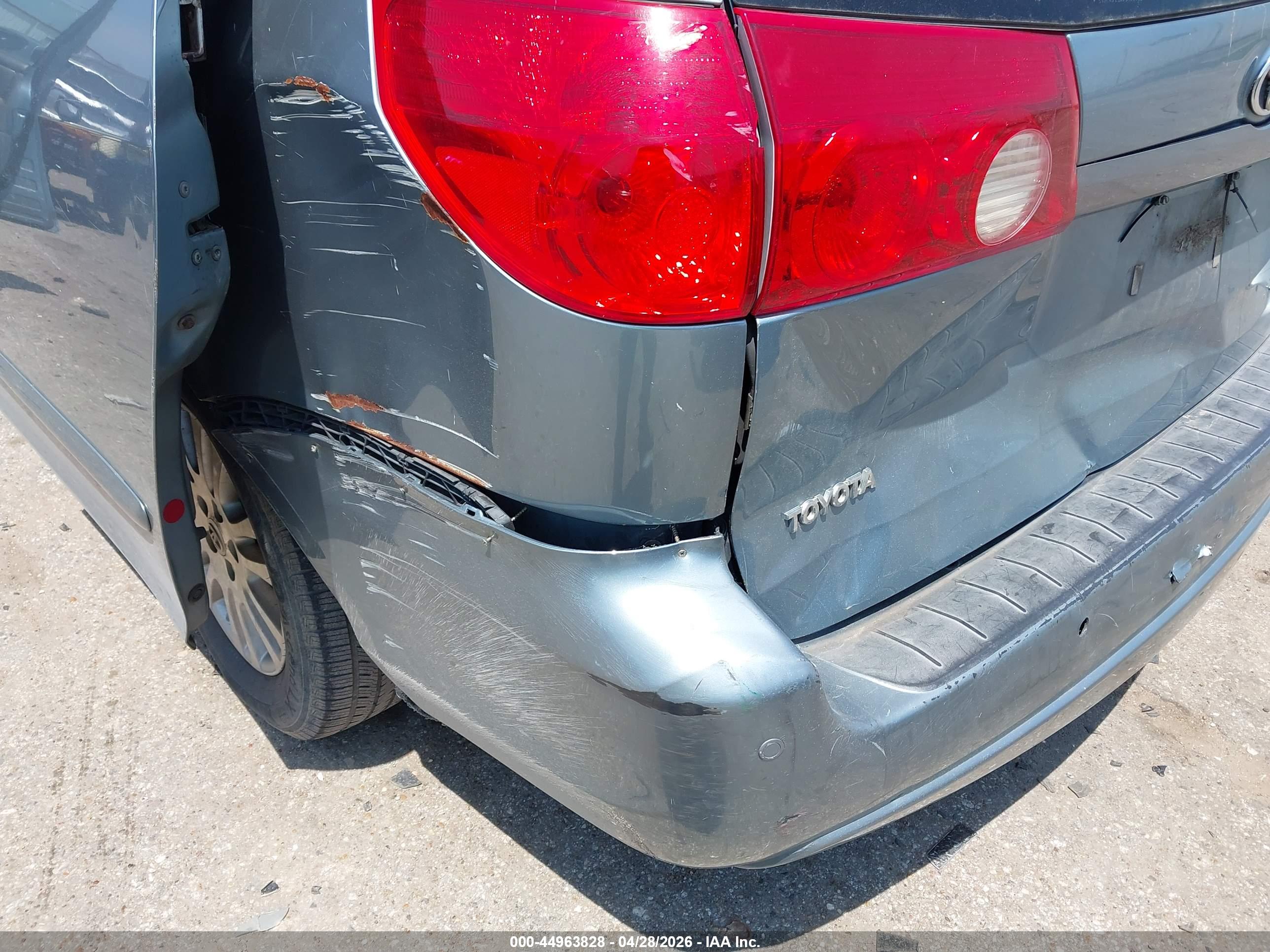 TOYOTA SIENNA image 6
