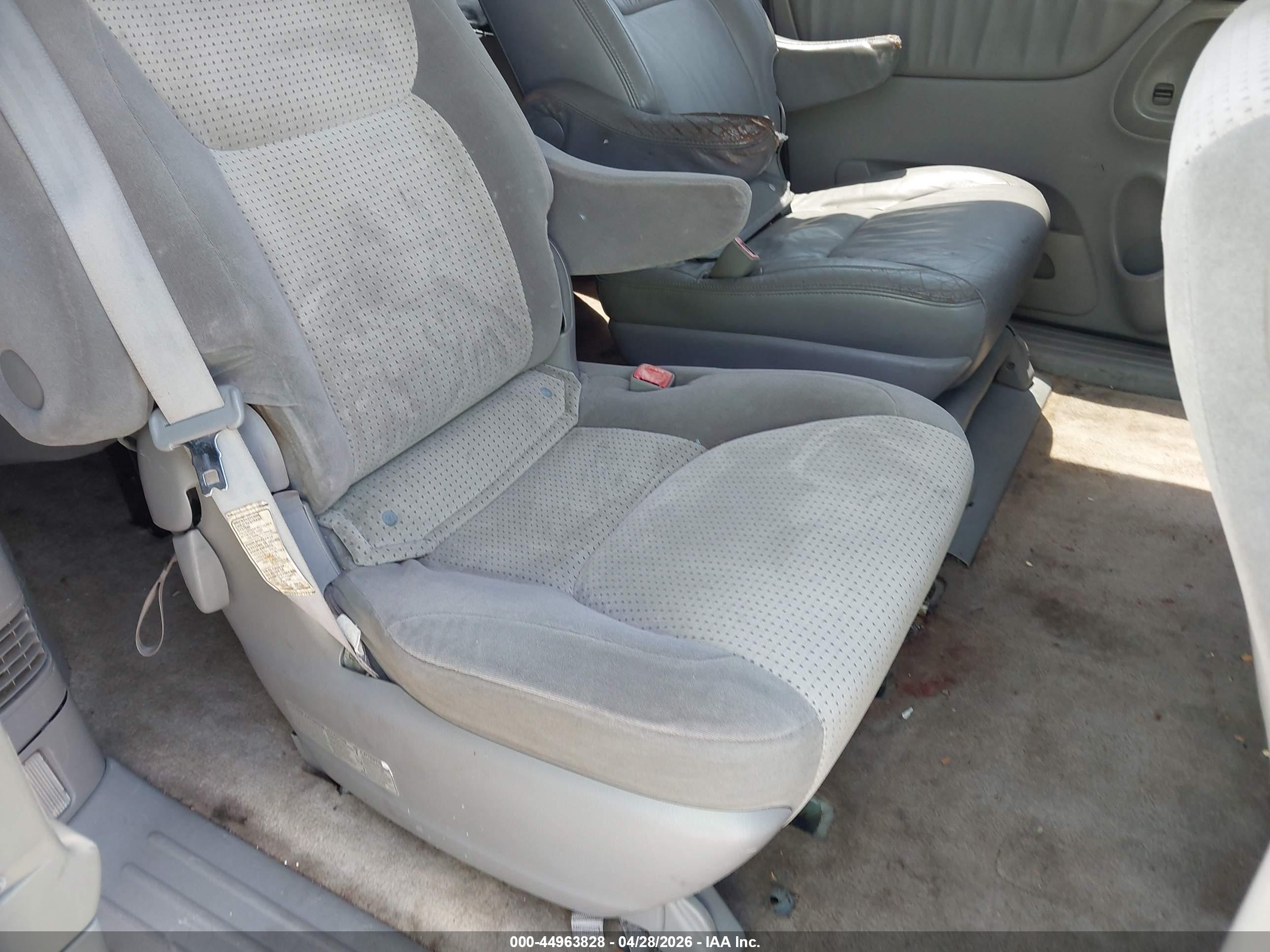 TOYOTA SIENNA image 8
