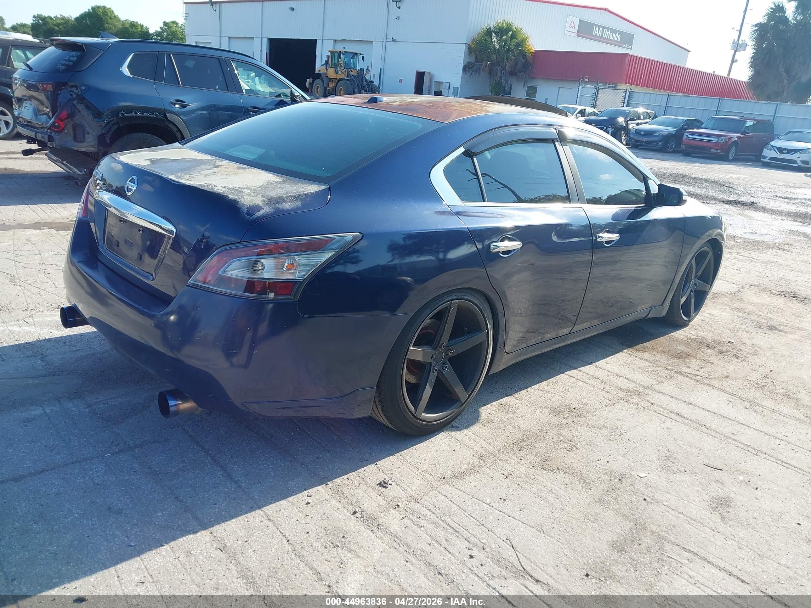 NISSAN MAXIMA image 4