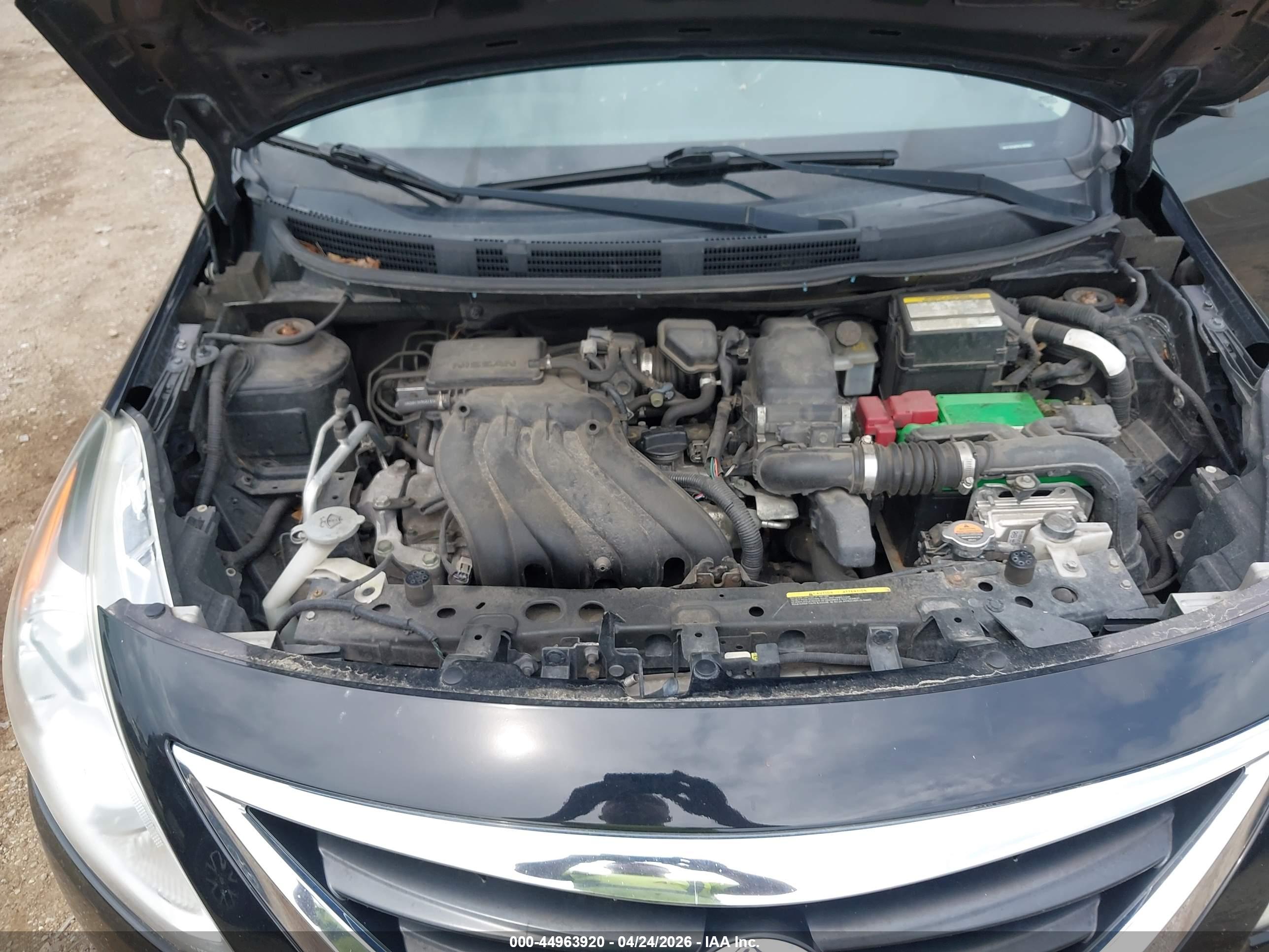 NISSAN VERSA image 10