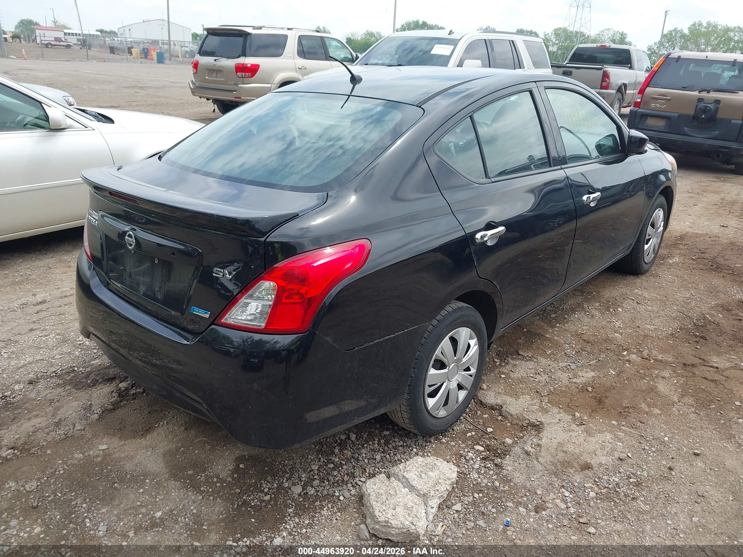 NISSAN VERSA image 4