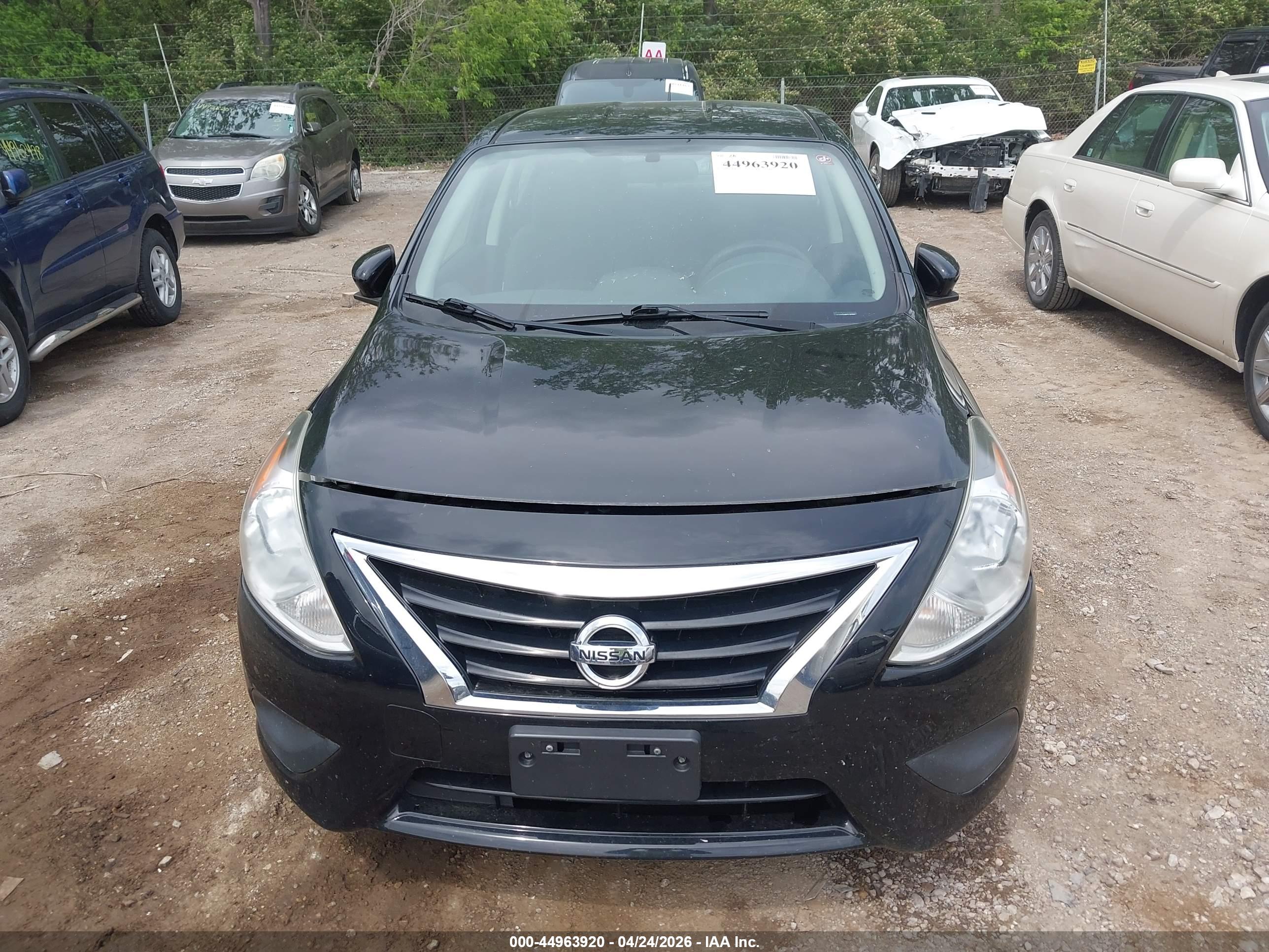 NISSAN VERSA image 6