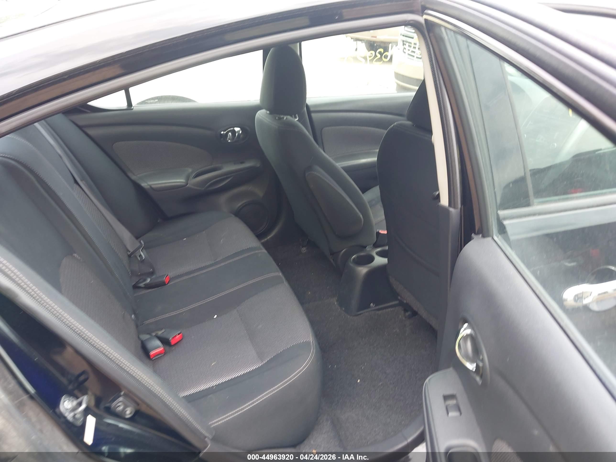 NISSAN VERSA image 8