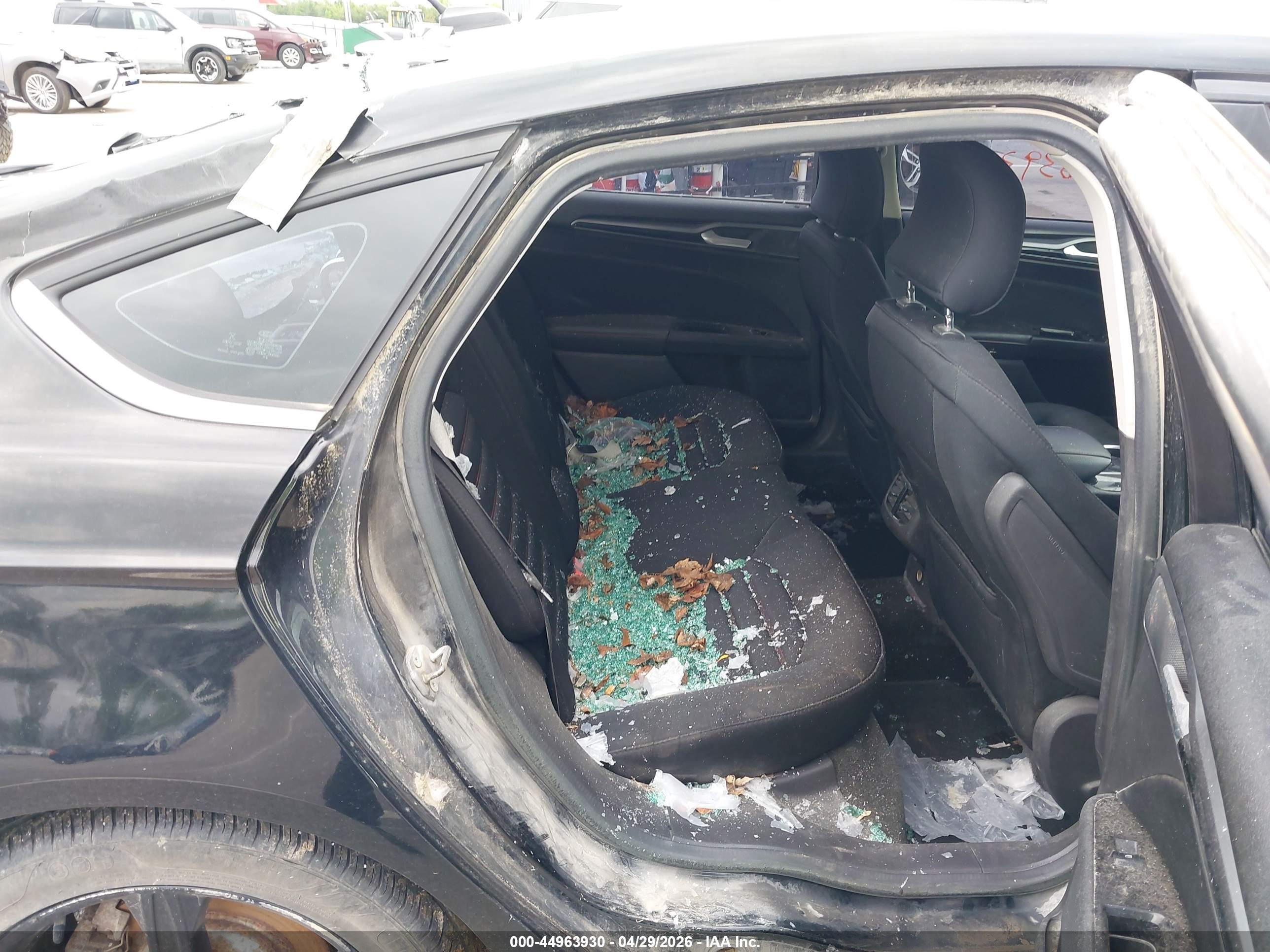 FORD FUSION image 8