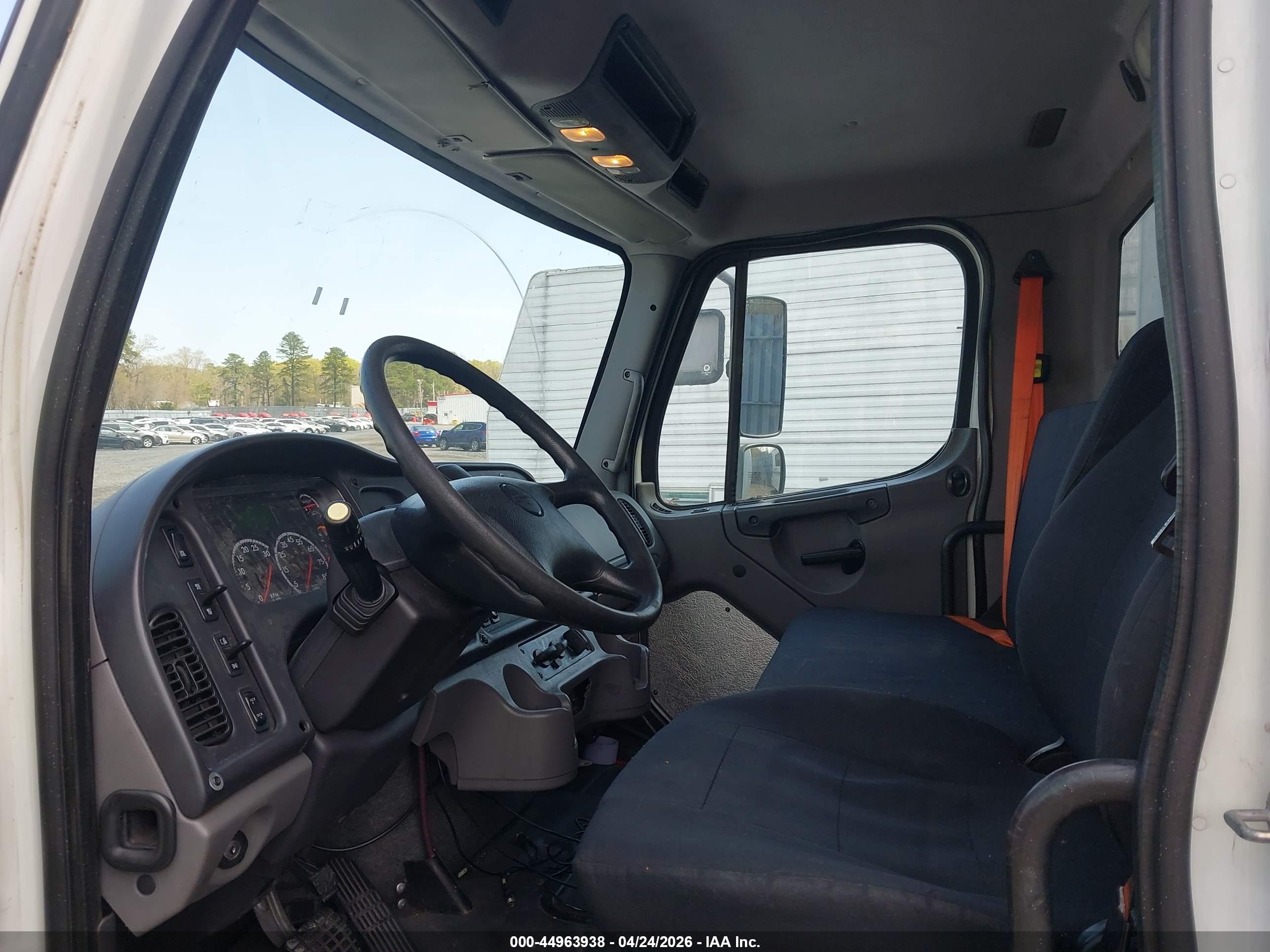 FREIGHTLINER M2 image 8