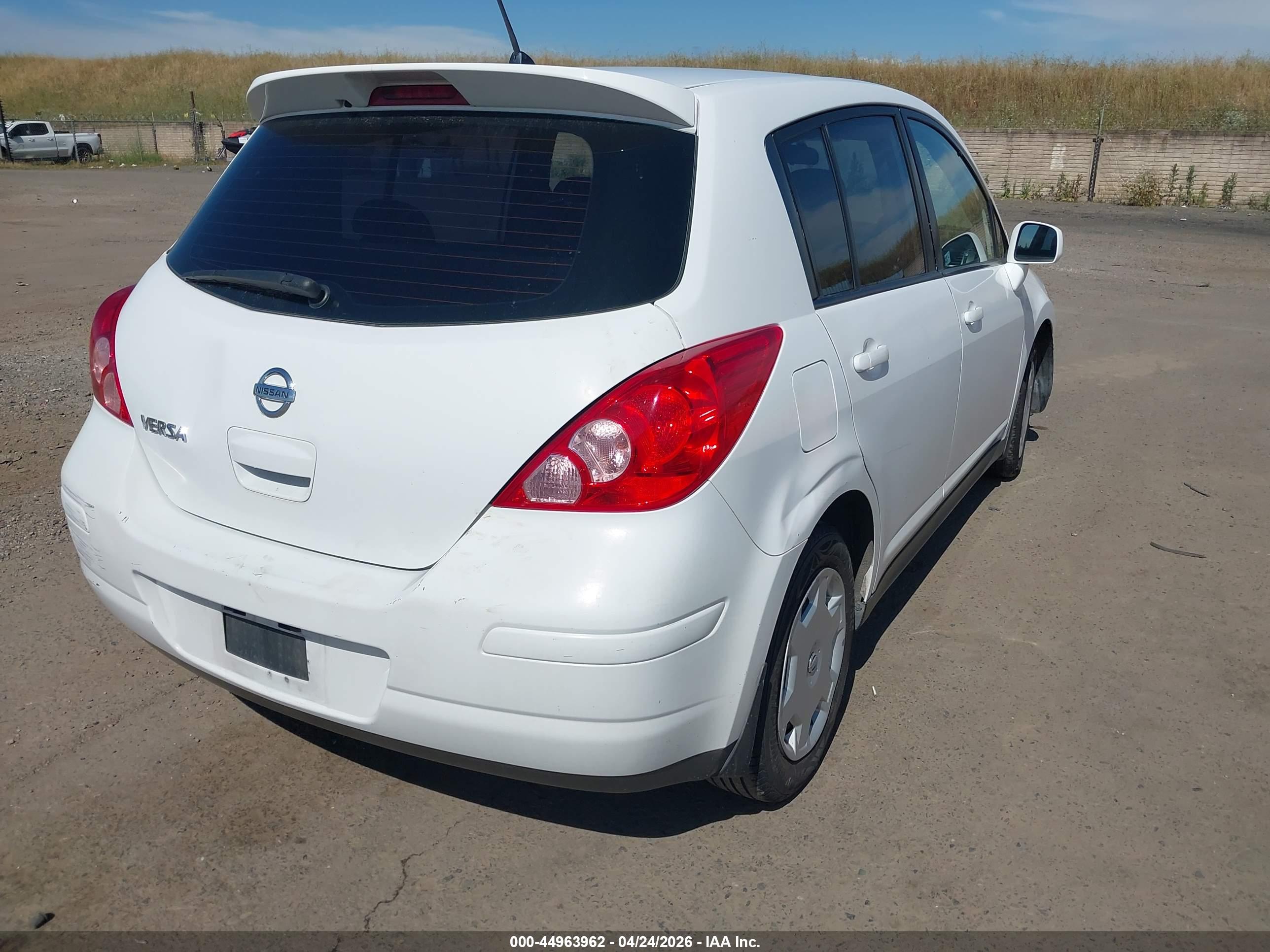 NISSAN VERSA image 4
