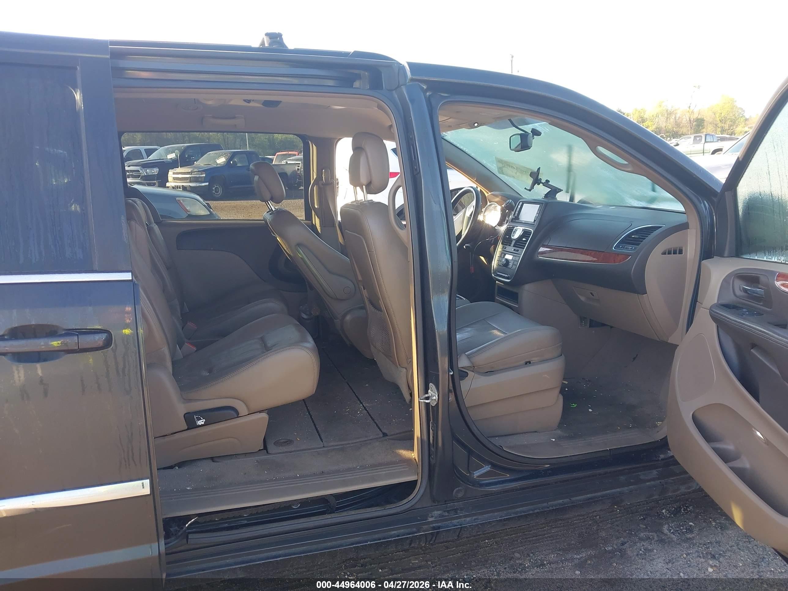 CHRYSLER TOWN image 8