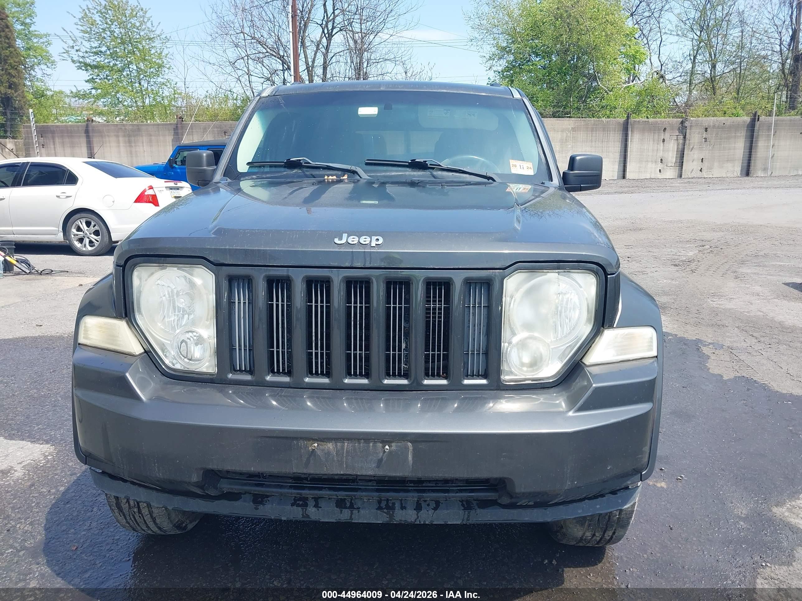 JEEP LIBERTY image 6