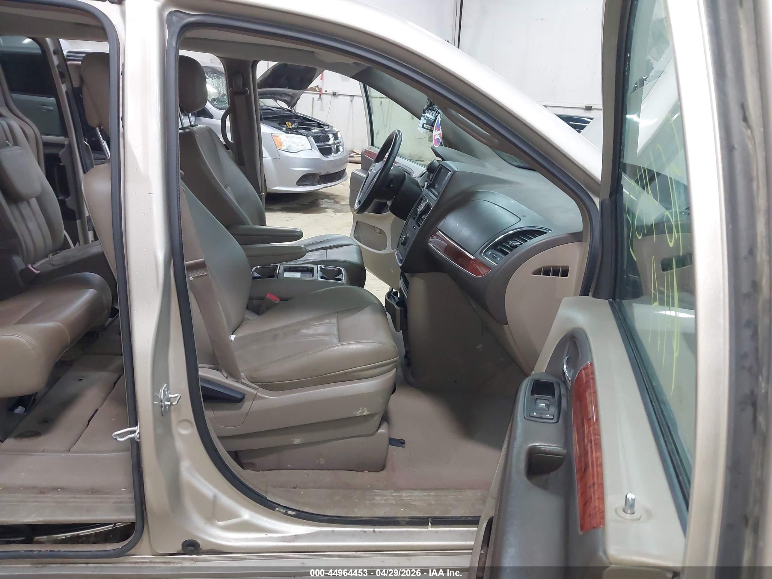 CHRYSLER TOWN image 5