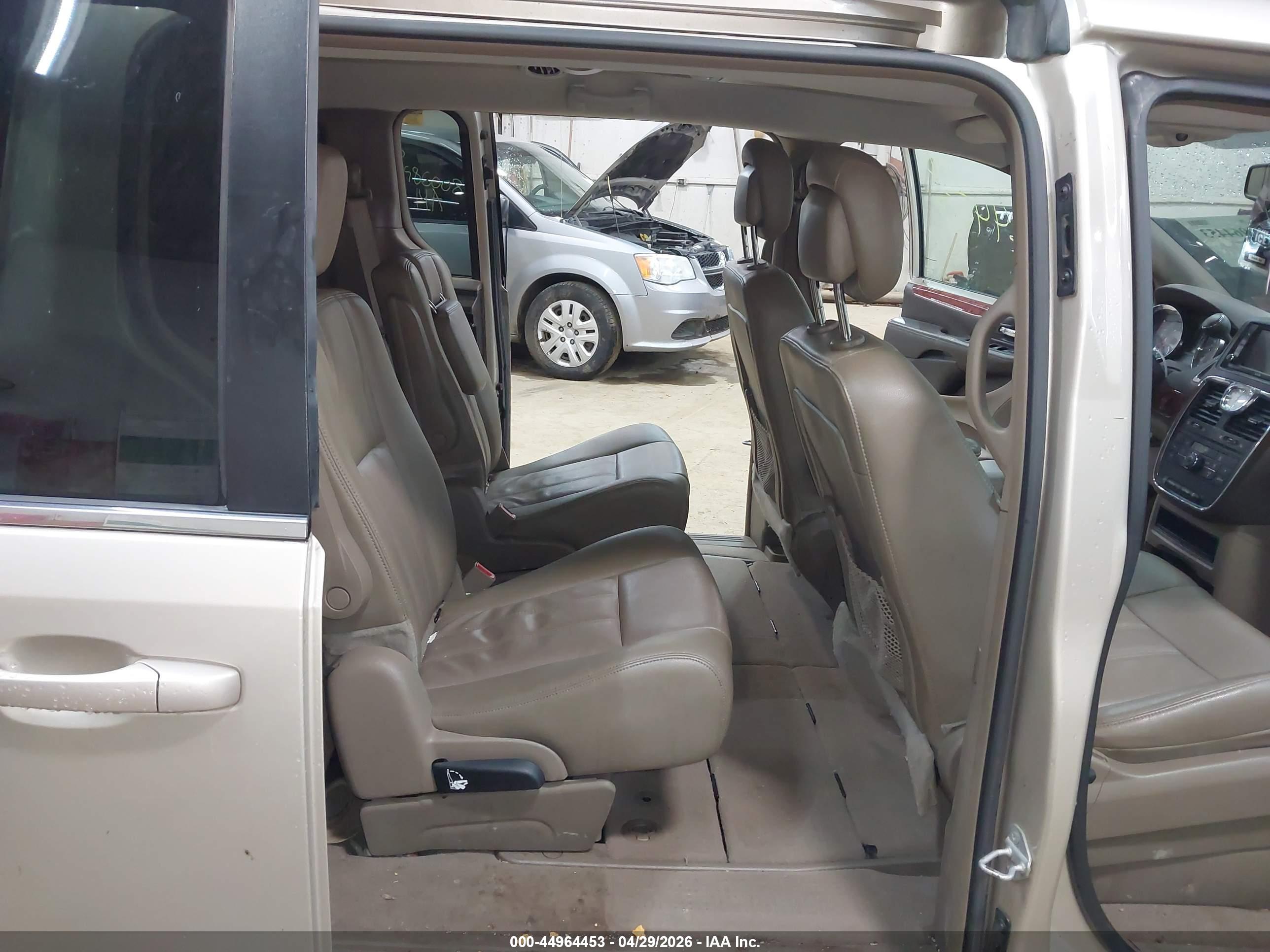 CHRYSLER TOWN image 8