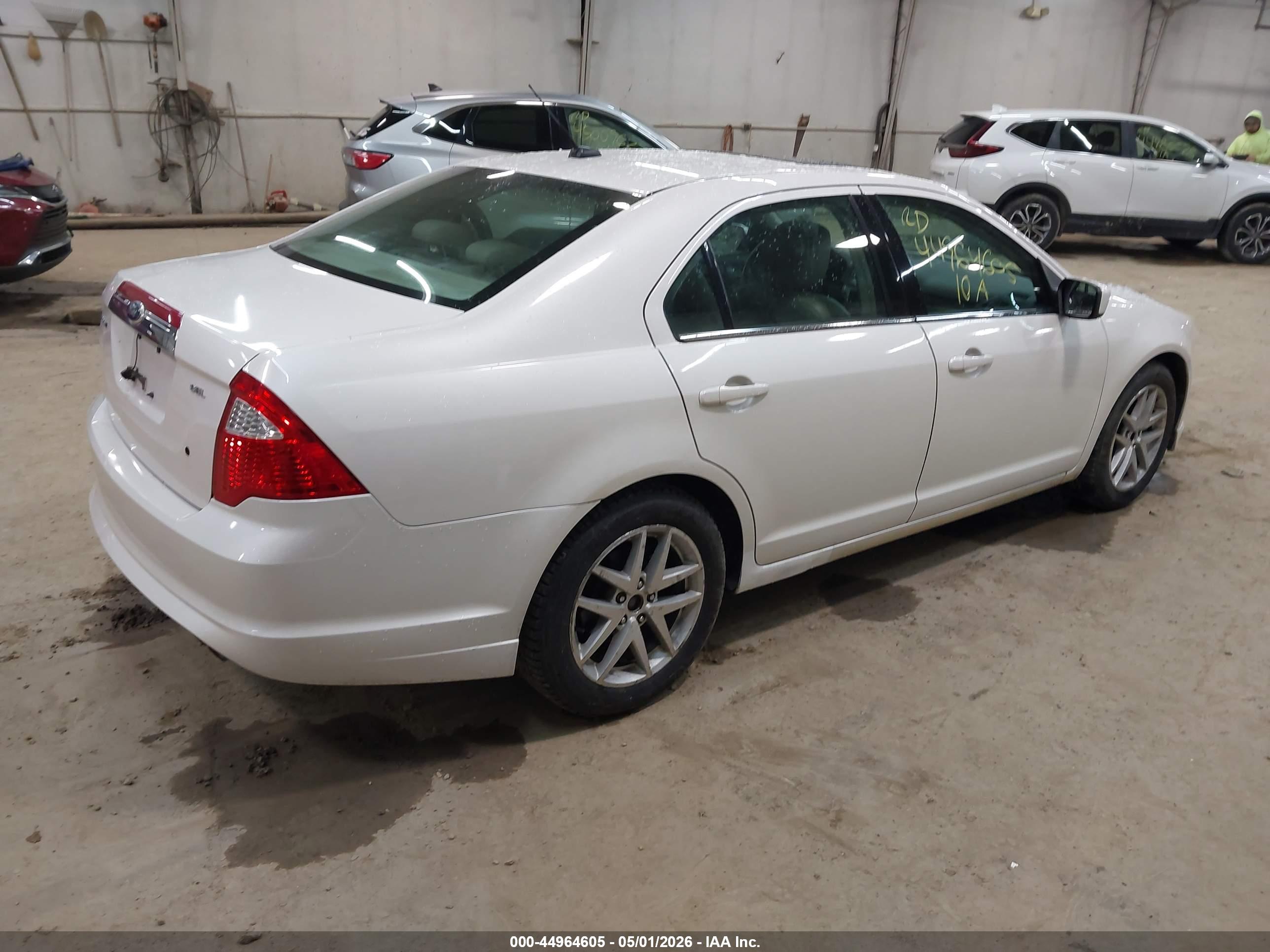 FORD FUSION image 4