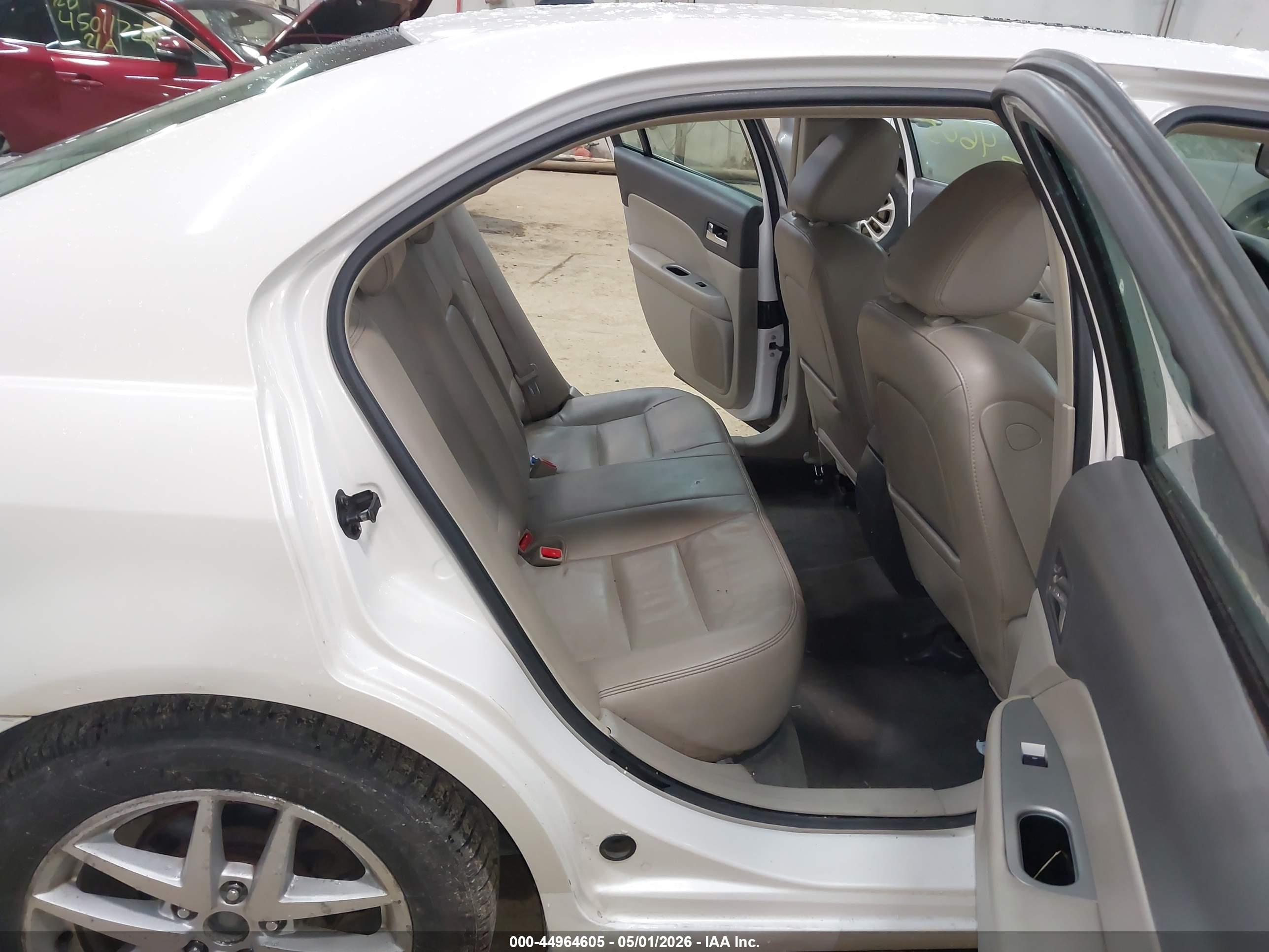 FORD FUSION image 8