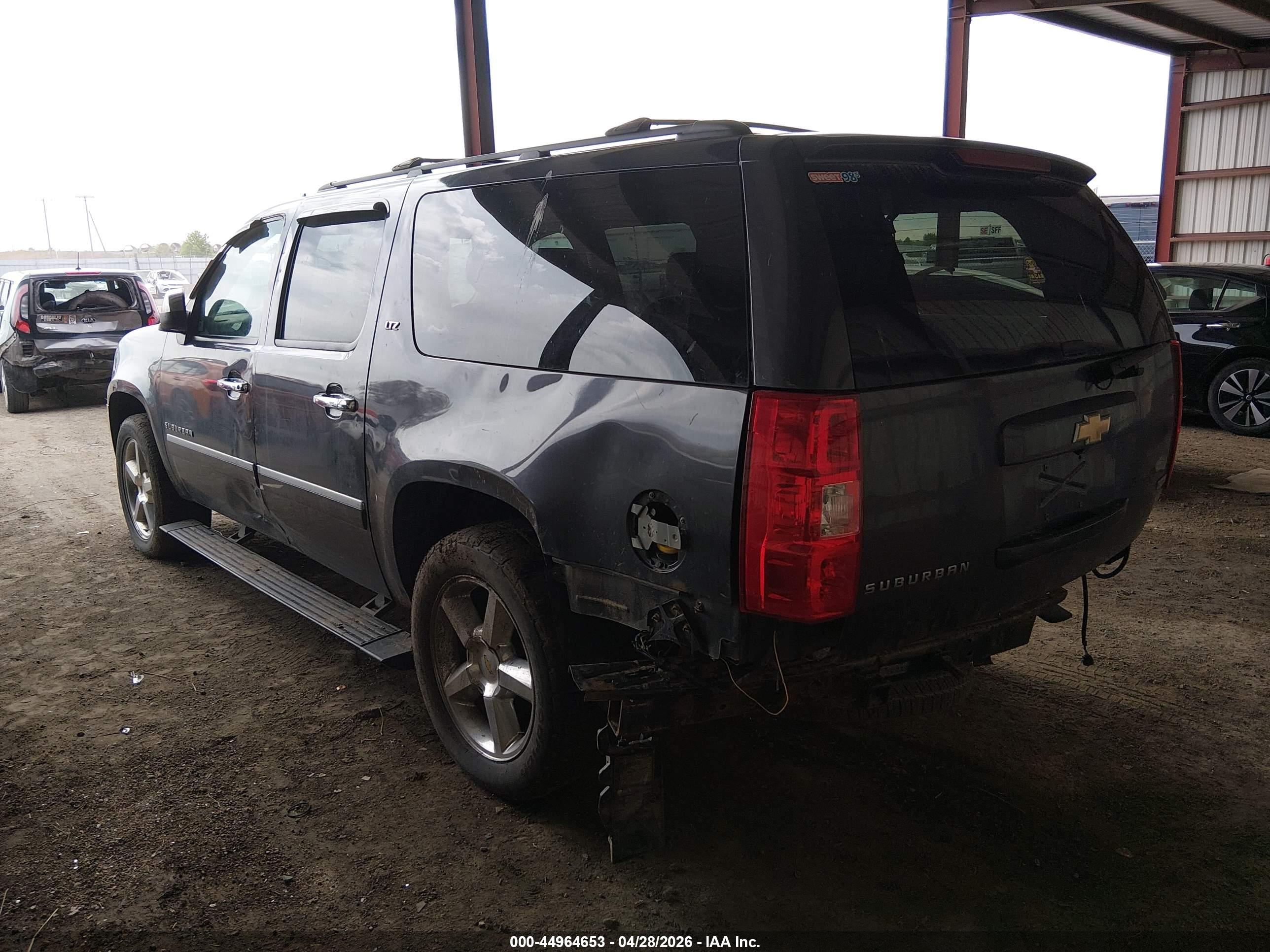 CHEVROLET SUBURBAN image 3
