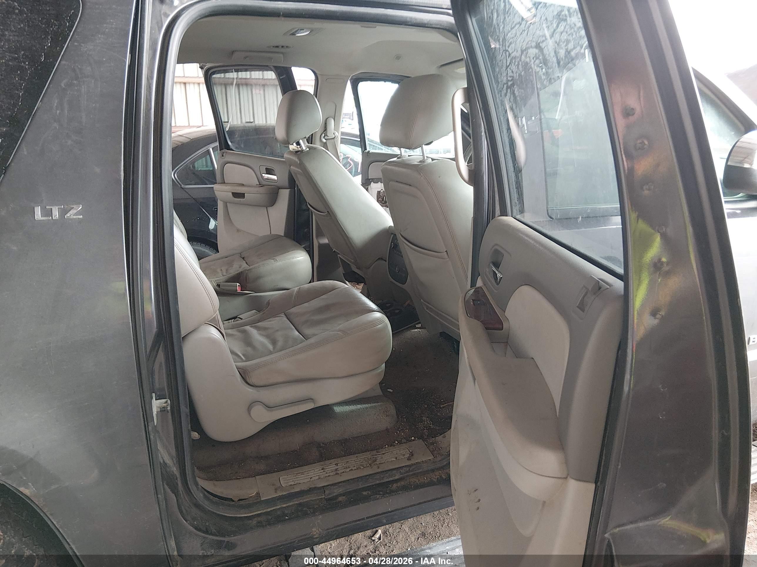 CHEVROLET SUBURBAN image 8