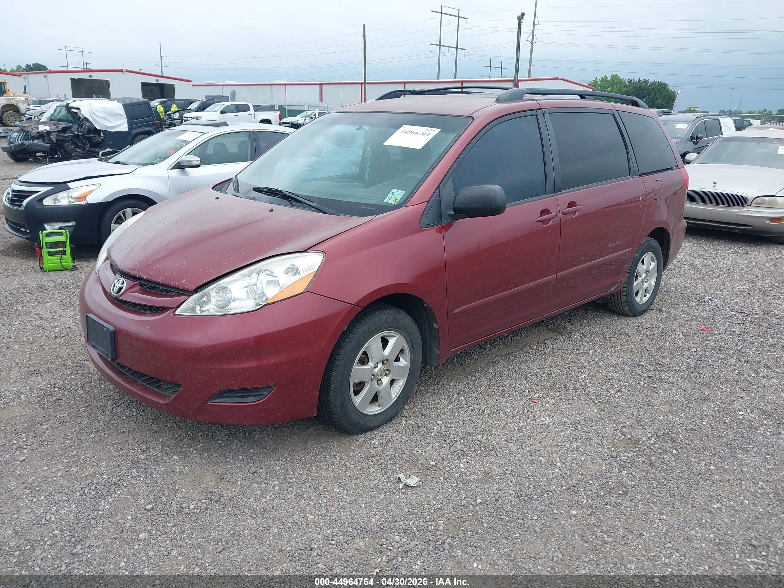 TOYOTA SIENNA image 2