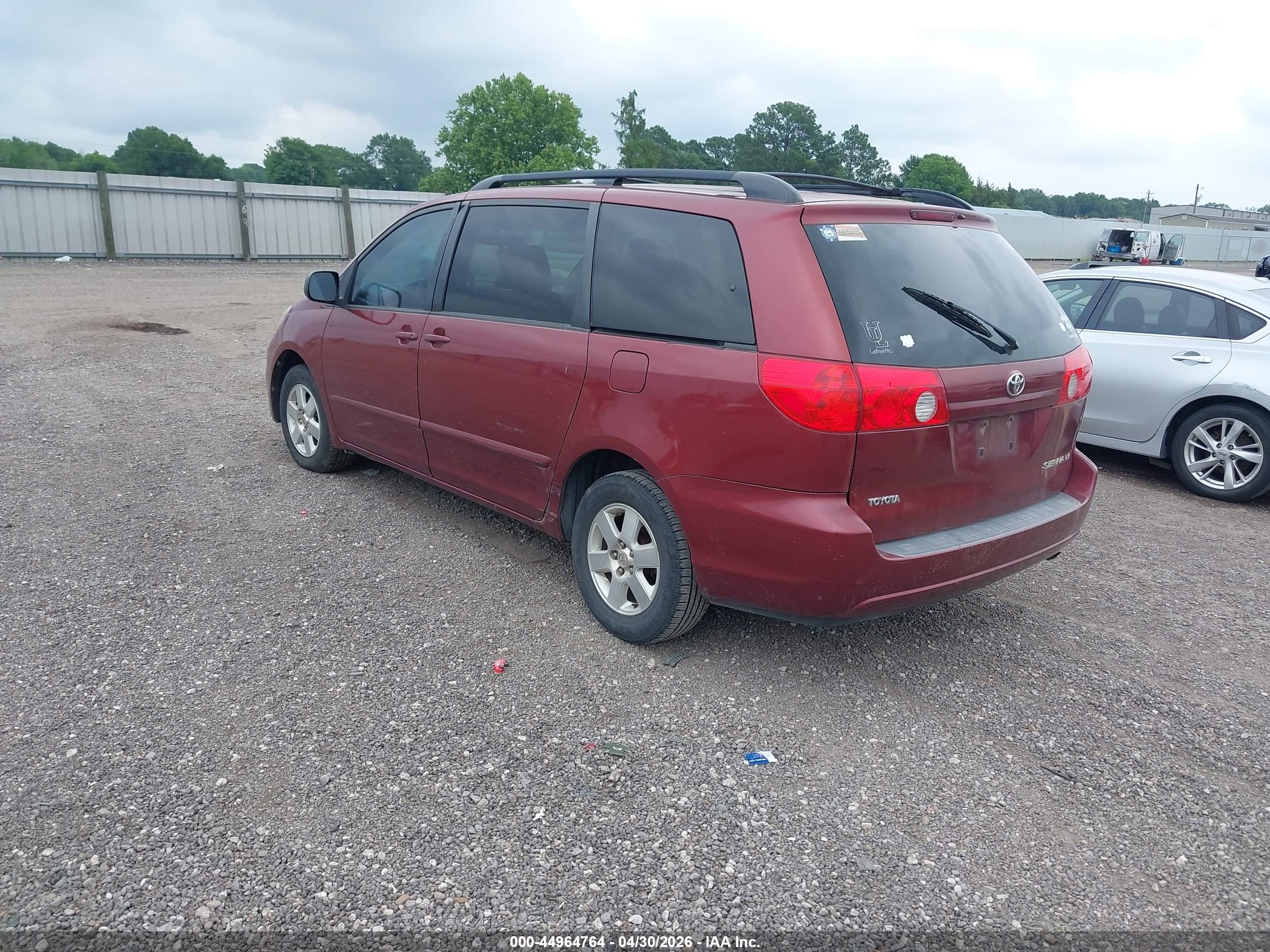 TOYOTA SIENNA image 3