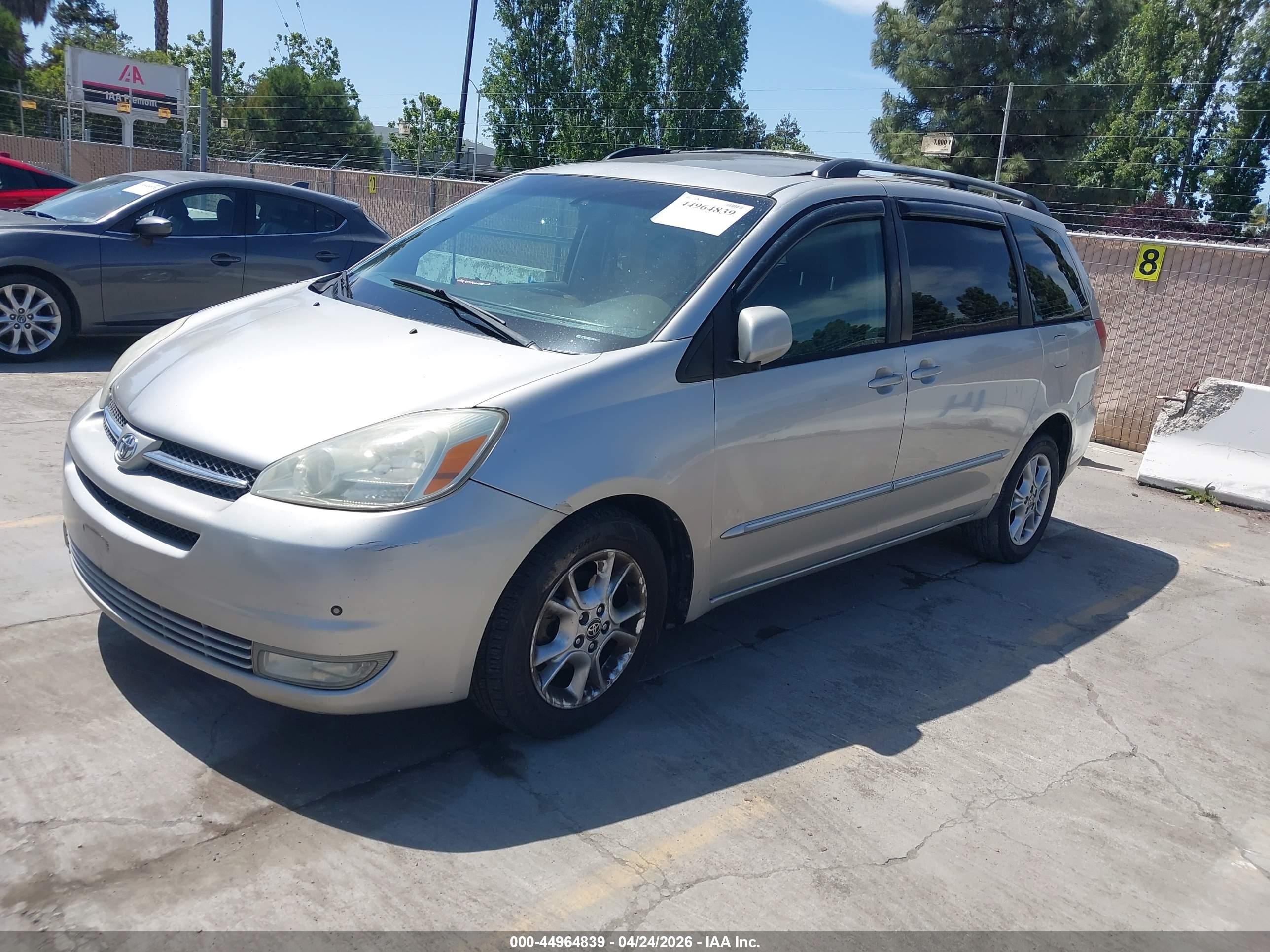 TOYOTA SIENNA image 2