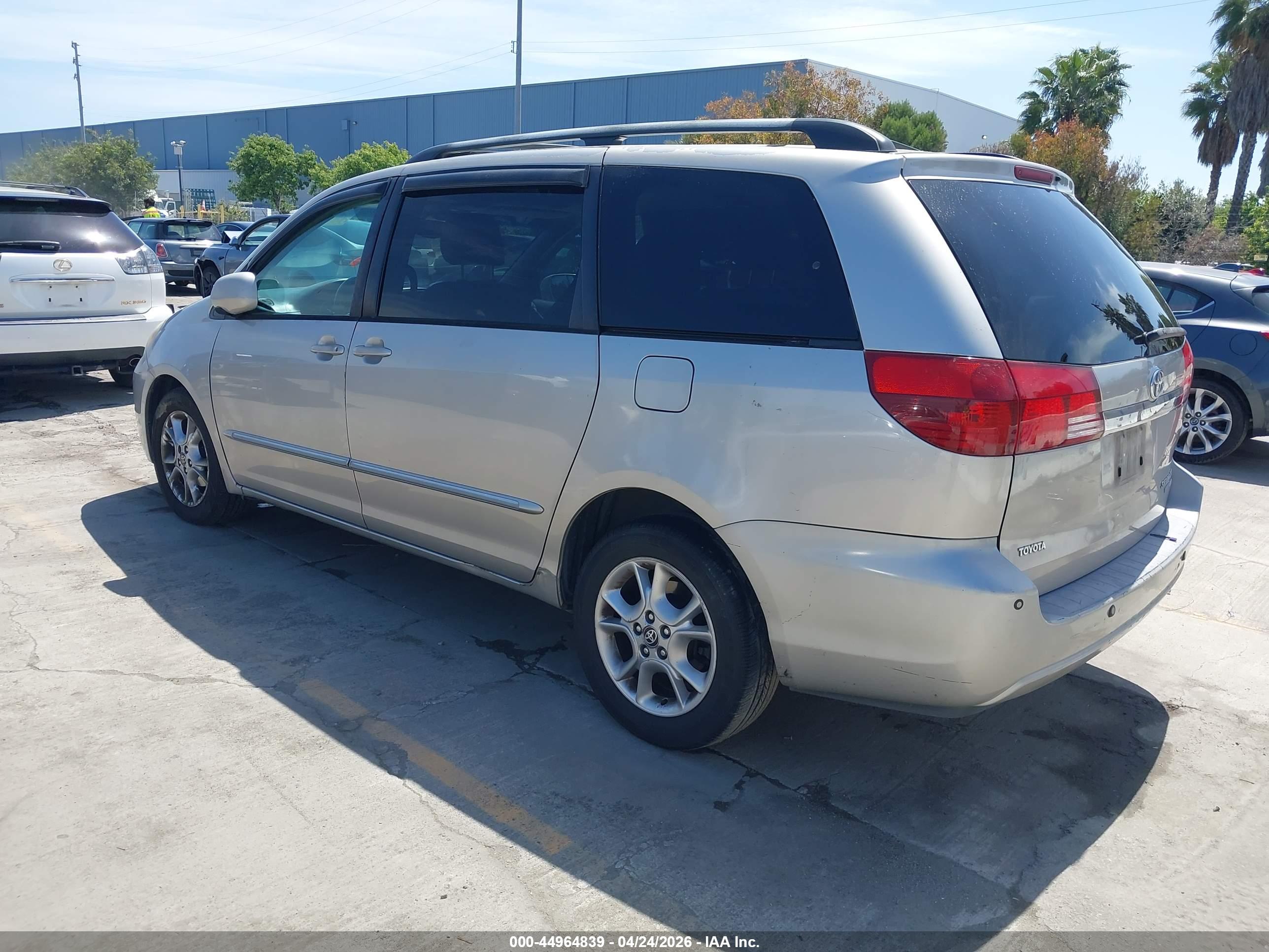 TOYOTA SIENNA image 3