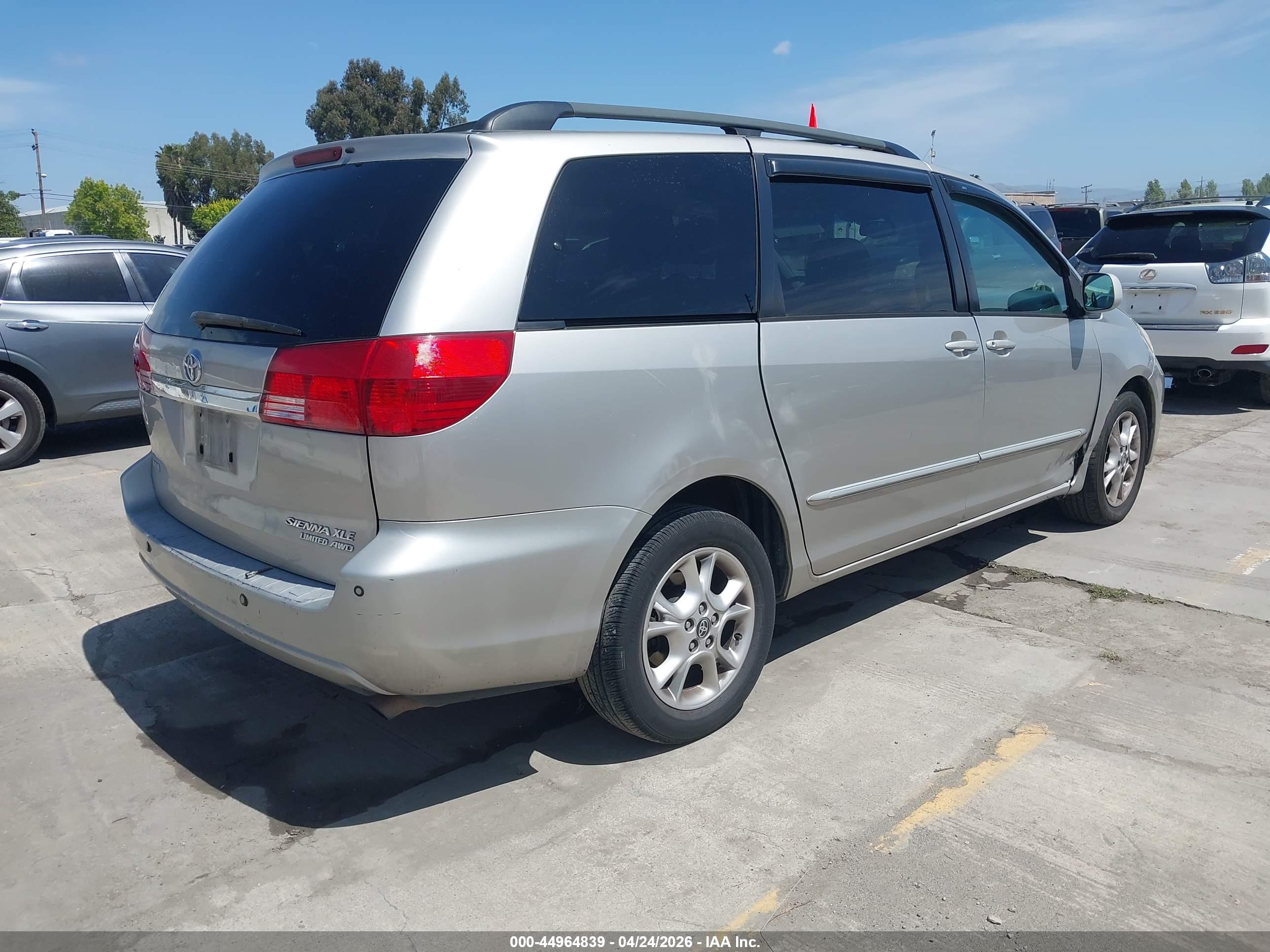 TOYOTA SIENNA image 4