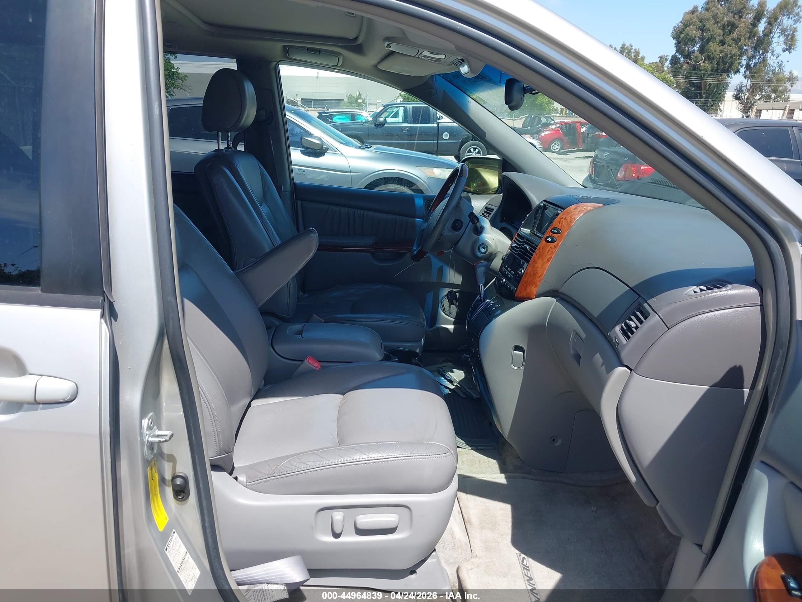 TOYOTA SIENNA image 5