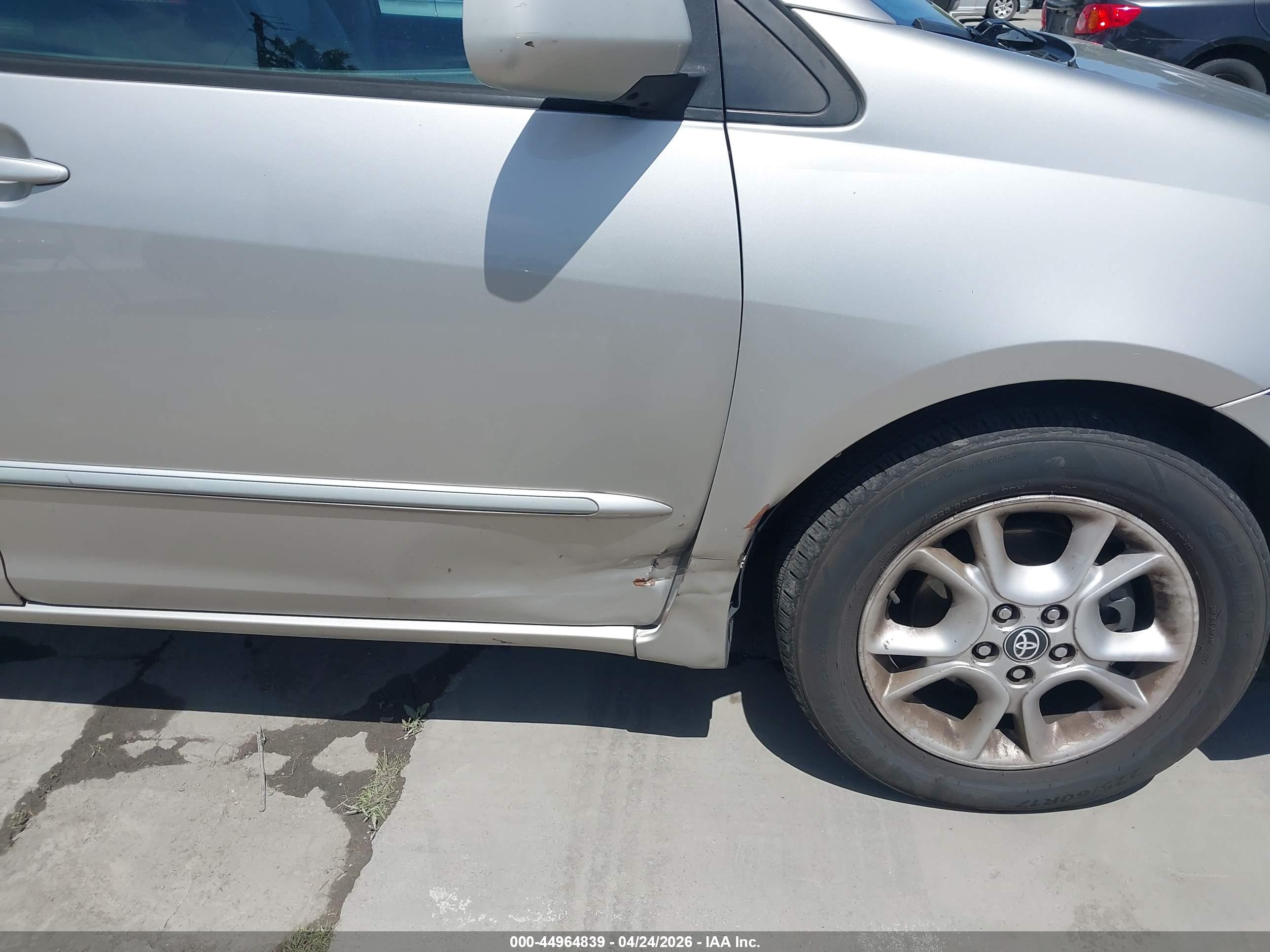 TOYOTA SIENNA image 6