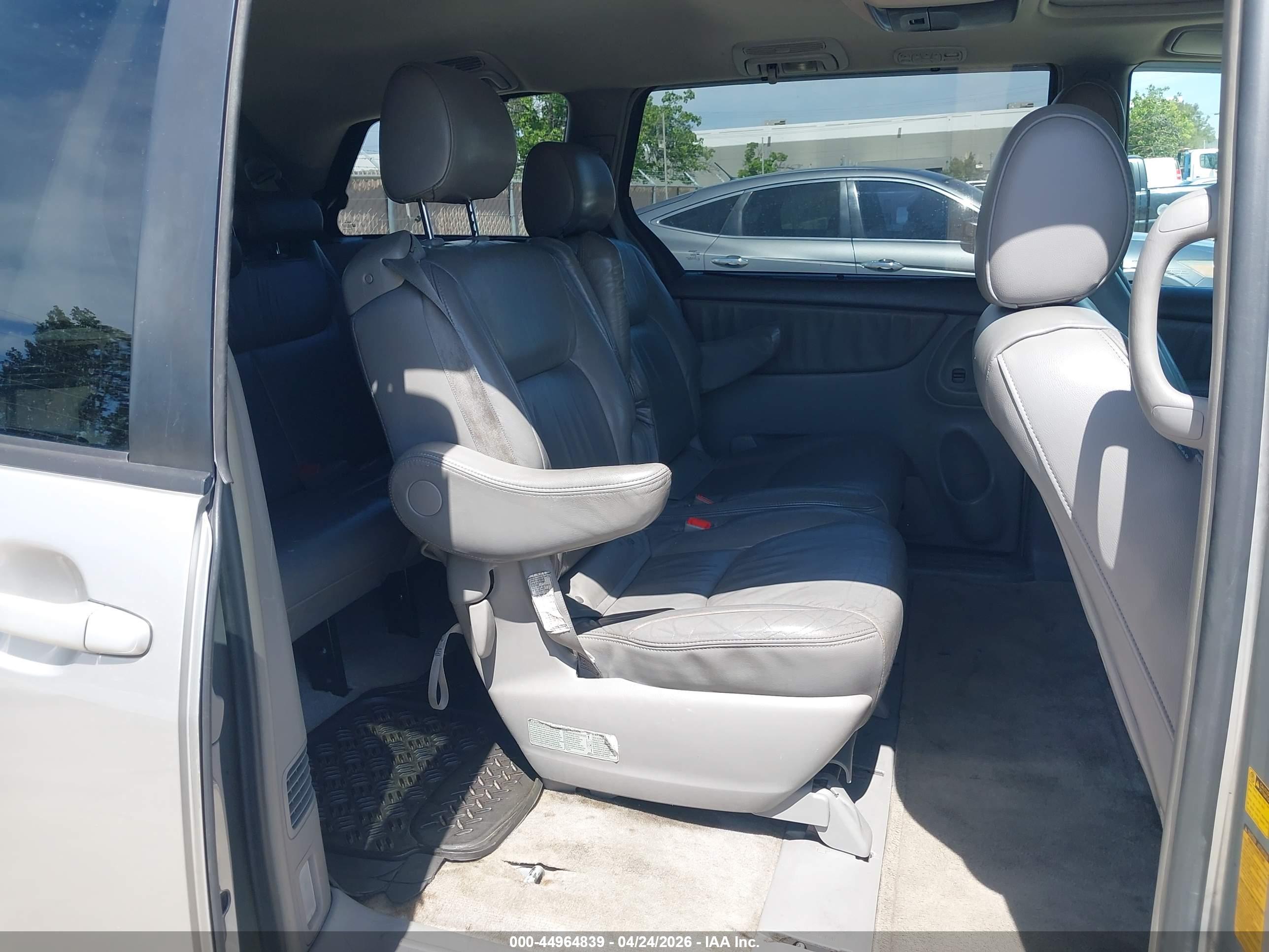 TOYOTA SIENNA image 8