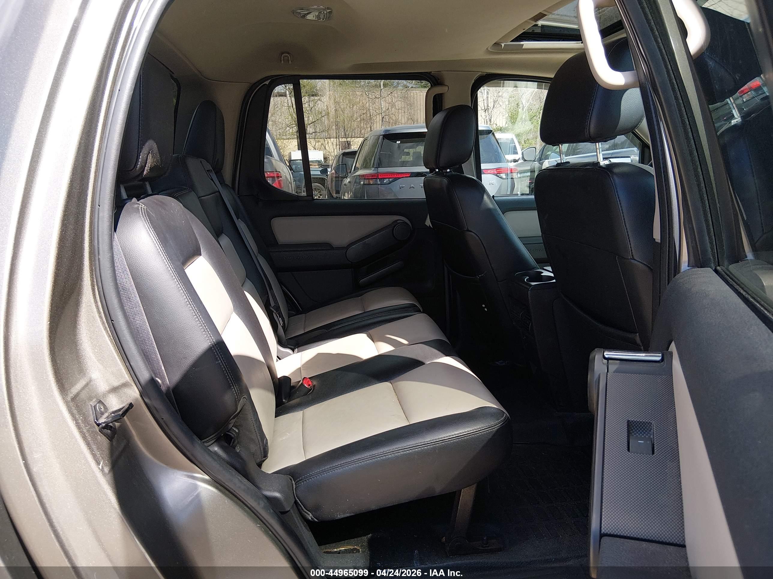 FORD EXPLORER image 8