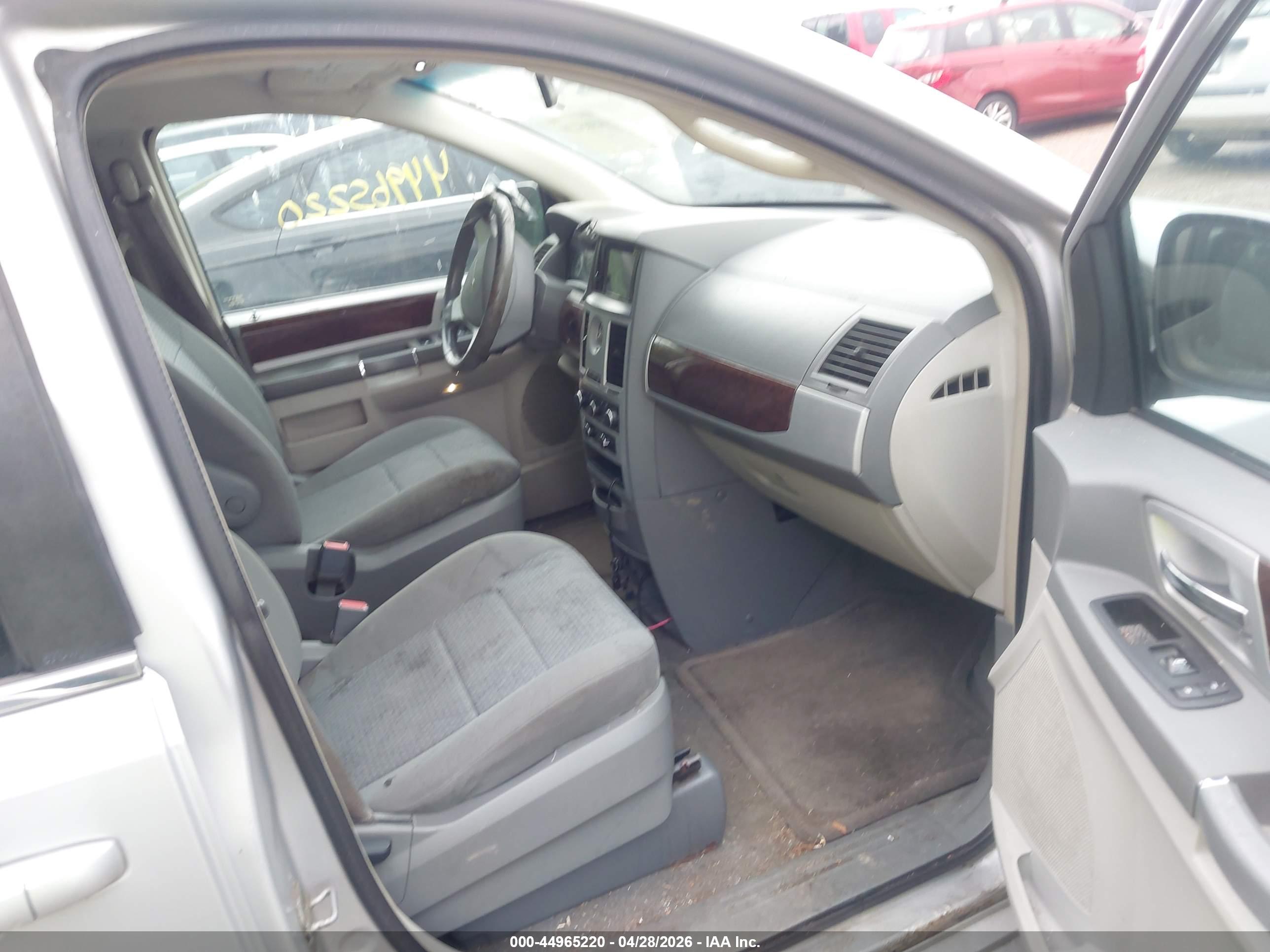 CHRYSLER TOWN image 5